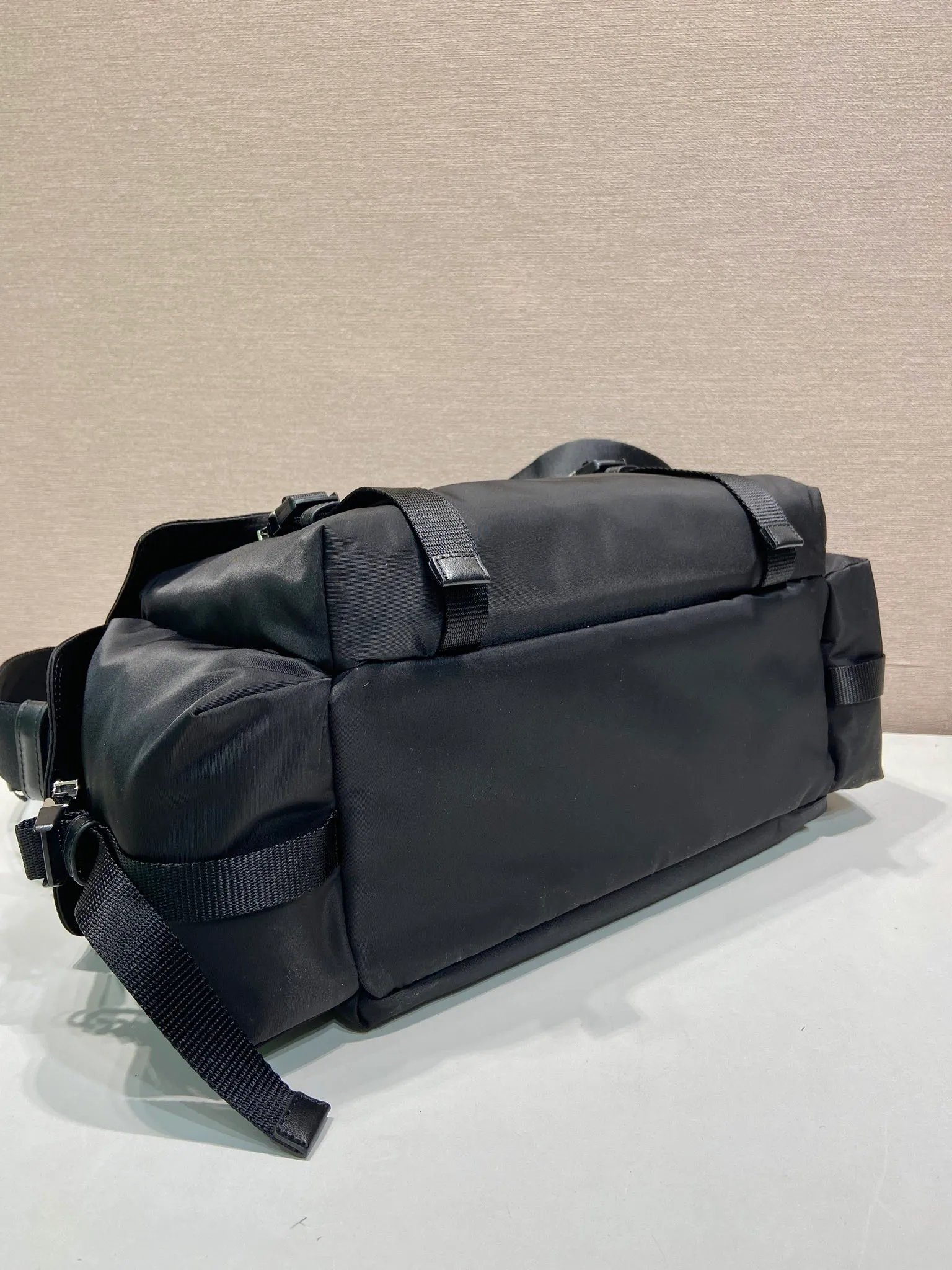 💰1320🎉New Arrival Mail Bag🎉2VD082🎉🎉 This Explore handbag perfectly combines elegance and functionality, with soft lines and multiple pockets. The clamshell design is designed for urban exploration and outdoor adventures, and features a shoulder strap and removable handle for multiple ways of carrying. The combination of regenerated nylon and leather reflects the duality of the design, blending technical details with refined elements. It has a large capacity and is a popular model that will never go out of style. Hurry up and get it🎉🎉 Length 42x Height 22x Bottom 20cm🎉🎉🎉💰💰💰