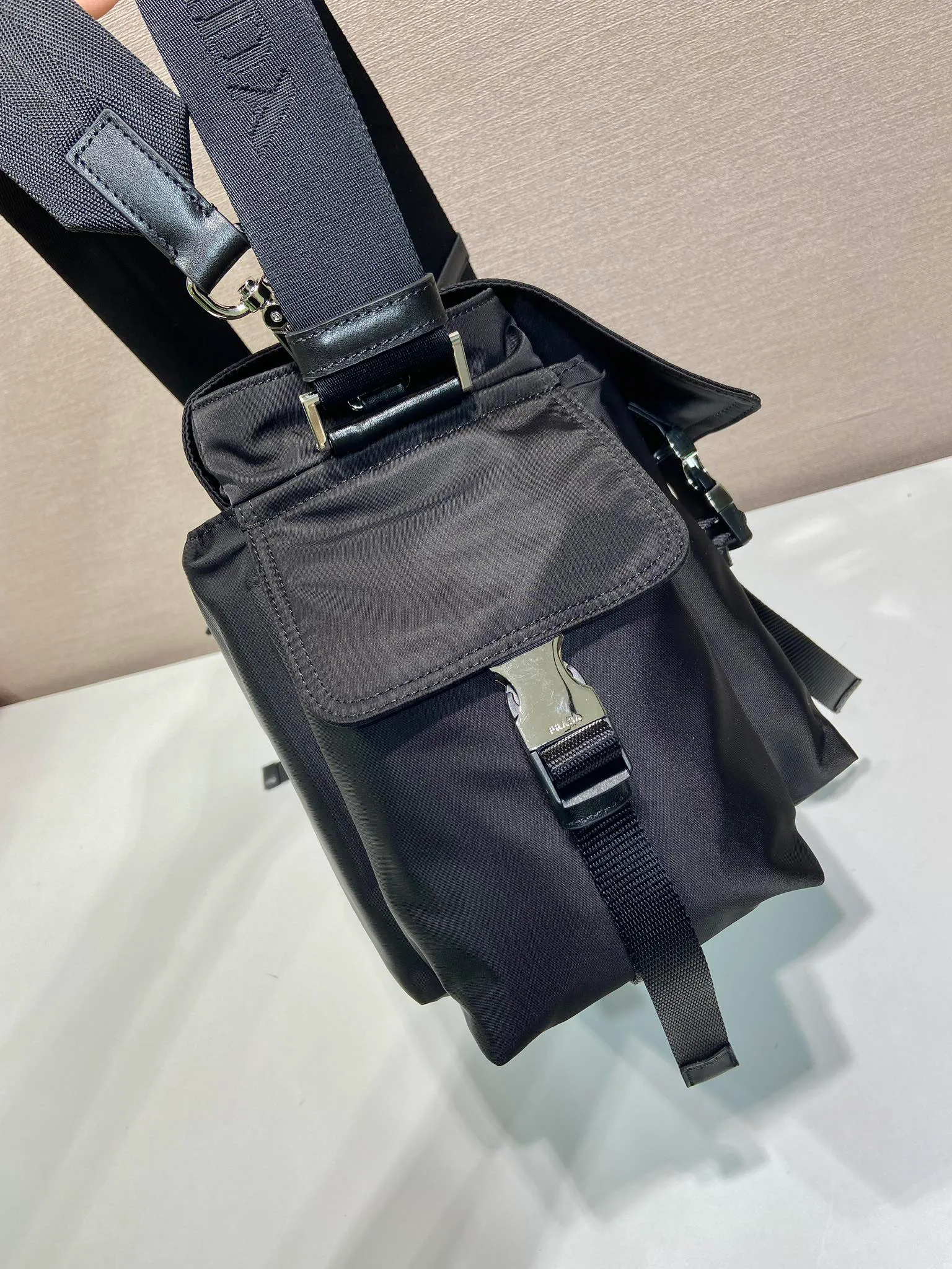 💰1320🎉New Arrival Mail Bag🎉2VD082🎉🎉 This Explore handbag perfectly combines elegance and functionality, with soft lines and multiple pockets. The clamshell design is designed for urban exploration and outdoor adventures, and features a shoulder strap and removable handle for multiple ways of carrying. The combination of regenerated nylon and leather reflects the duality of the design, blending technical details with refined elements. It has a large capacity and is a popular model that will never go out of style. Hurry up and get it🎉🎉 Length 42x Height 22x Bottom 20cm🎉🎉🎉💰💰💰