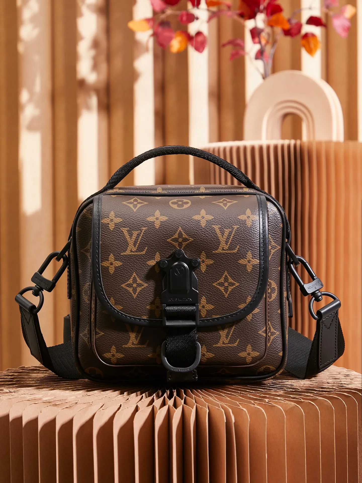 P¥800👉nfc dynamic chip version👈[Top-level inspection-free all-steel hardware] This Quest messenger bag is made of Monogram Macassar canvas, which combines dynamic style and functional considerations. The logo shoulder strap adds classic details, and the quick-release buckle follows the elements of Louis Vuitton's traditional hard luggage. The compact and close-fitting structure makes it easy to store personal items. Monogram Macassar coated canvas - cow leather trim - fabric lining - metal hardware - main compartment with quick-release buckle - outer zippered back pocket - inner patch pocket - shoulder strap: removable and adjustable! ! Model: M46973; Size: 18x18x10CM