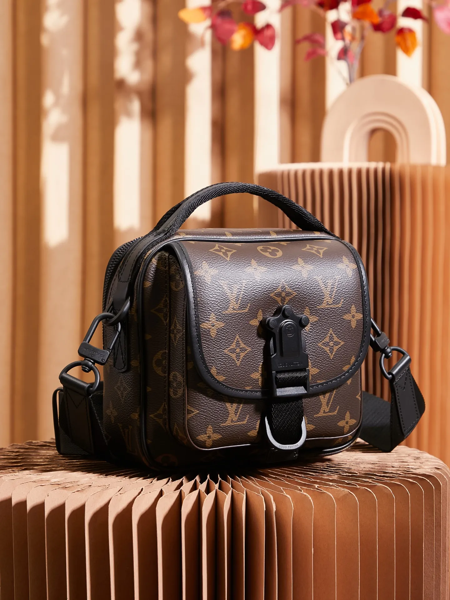 P¥800👉nfc dynamic chip version👈[Top-level inspection-free all-steel hardware] This Quest messenger bag is made of Monogram Macassar canvas, which combines dynamic style and functional considerations. The logo shoulder strap adds classic details, and the quick-release buckle follows the elements of Louis Vuitton's traditional hard luggage. The compact and close-fitting structure makes it easy to store personal items. Monogram Macassar coated canvas - cow leather trim - fabric lining - metal hardware - main compartment with quick-release buckle - outer zippered back pocket - inner patch pocket - shoulder strap: removable and adjustable! ! Model: M46973; Size: 18x18x10CM