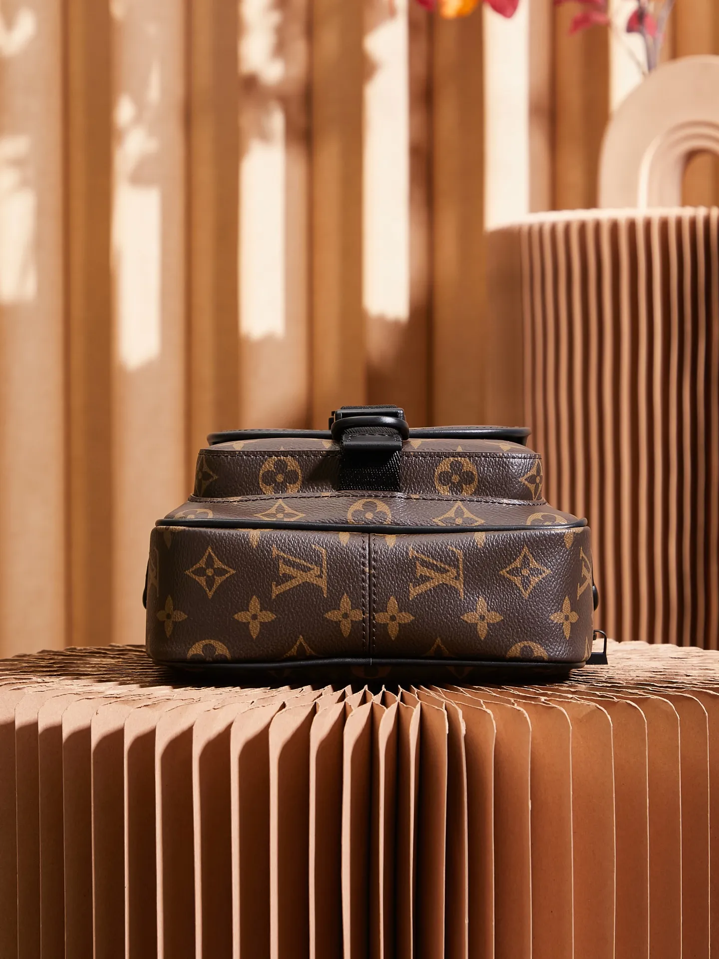 P¥800👉nfc dynamic chip version👈[Top-level inspection-free all-steel hardware] This Quest messenger bag is made of Monogram Macassar canvas, which combines dynamic style and functional considerations. The logo shoulder strap adds classic details, and the quick-release buckle follows the elements of Louis Vuitton's traditional hard luggage. The compact and close-fitting structure makes it easy to store personal items. Monogram Macassar coated canvas - cow leather trim - fabric lining - metal hardware - main compartment with quick-release buckle - outer zippered back pocket - inner patch pocket - shoulder strap: removable and adjustable! ! Model: M46973; Size: 18x18x10CM