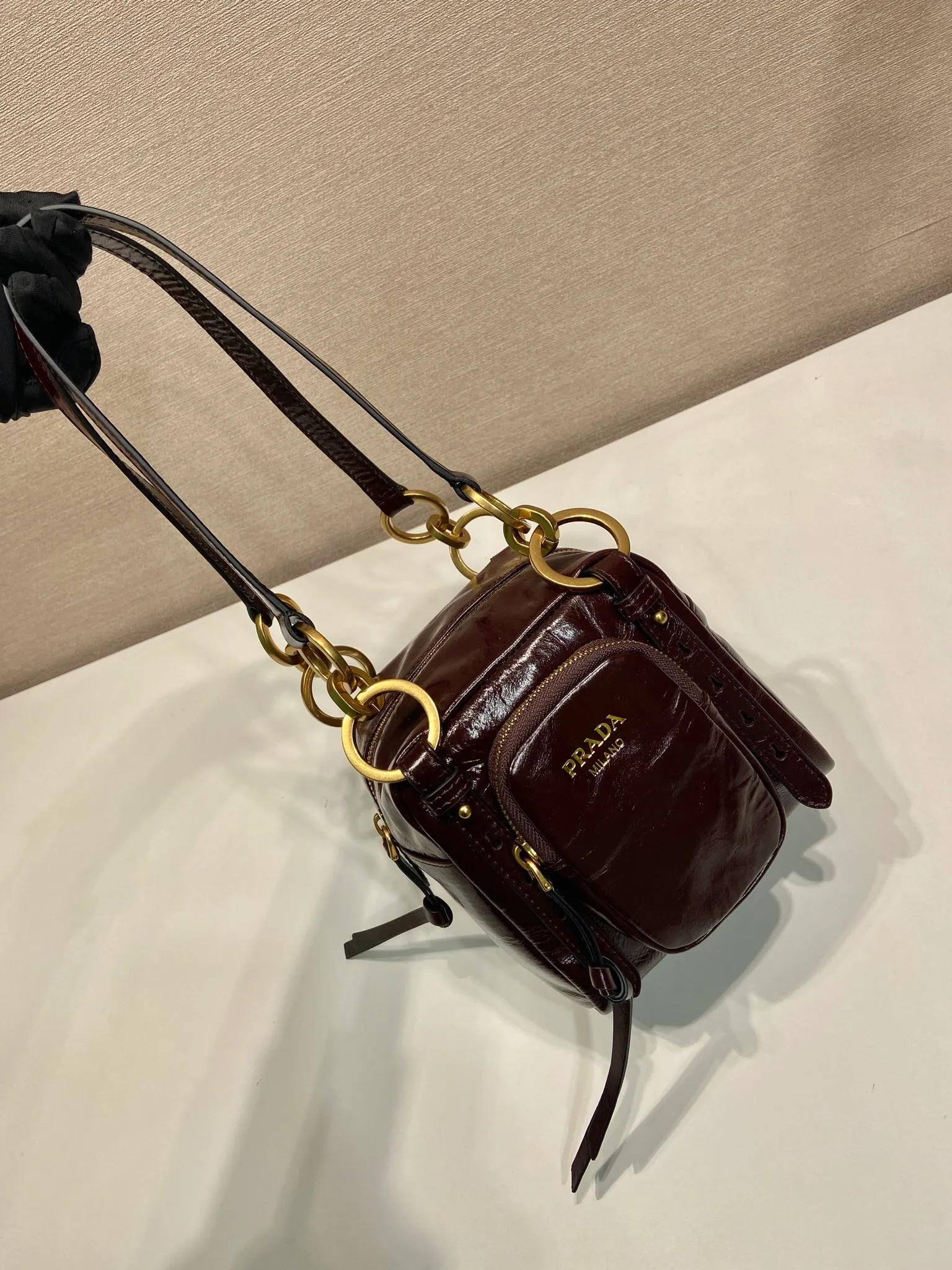 💰1500🎉New oil wax leather🎉1BB137 small size🎉💰 This new square handbag is made of soft oil wax leather with a retro feel. Retro metal hardware and zipper pockets with archive elements highlight the retro charm. It has large capacity and can be carried by hand or shoulder strap. The upper body effect is fashionable and towering. It is also a popular style that will never go out of style. Get it now🎉 Length 14x Height 14x Bottom 13.5cm🎉🎉🎉💰💰💰