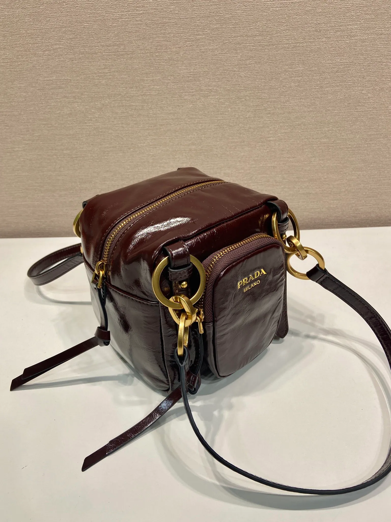 💰1500🎉New oil wax leather🎉1BB137 small size🎉💰 This new square handbag is made of soft oil wax leather with a retro feel. Retro metal hardware and zipper pockets with archive elements highlight the retro charm. It has large capacity and can be carried by hand or shoulder strap. The upper body effect is fashionable and towering. It is also a popular style that will never go out of style. Get it now🎉 Length 14x Height 14x Bottom 13.5cm🎉🎉🎉💰💰💰