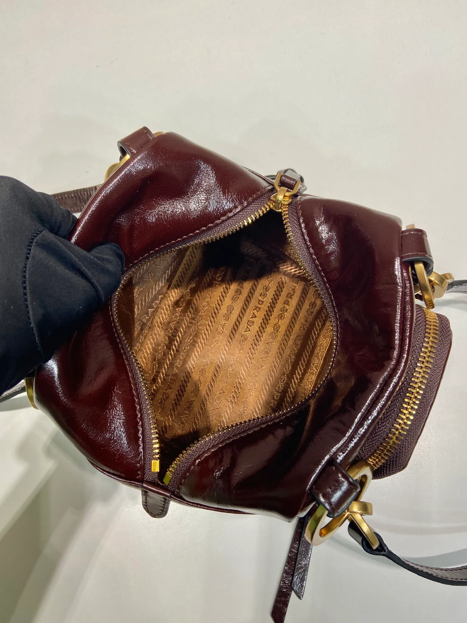 💰1500🎉New oil wax leather🎉1BB137 small size🎉💰 This new square handbag is made of soft oil wax leather with a retro feel. Retro metal hardware and zipper pockets with archive elements highlight the retro charm. It has large capacity and can be carried by hand or shoulder strap. The upper body effect is fashionable and towering. It is also a popular style that will never go out of style. Get it now🎉 Length 14x Height 14x Bottom 13.5cm🎉🎉🎉💰💰💰