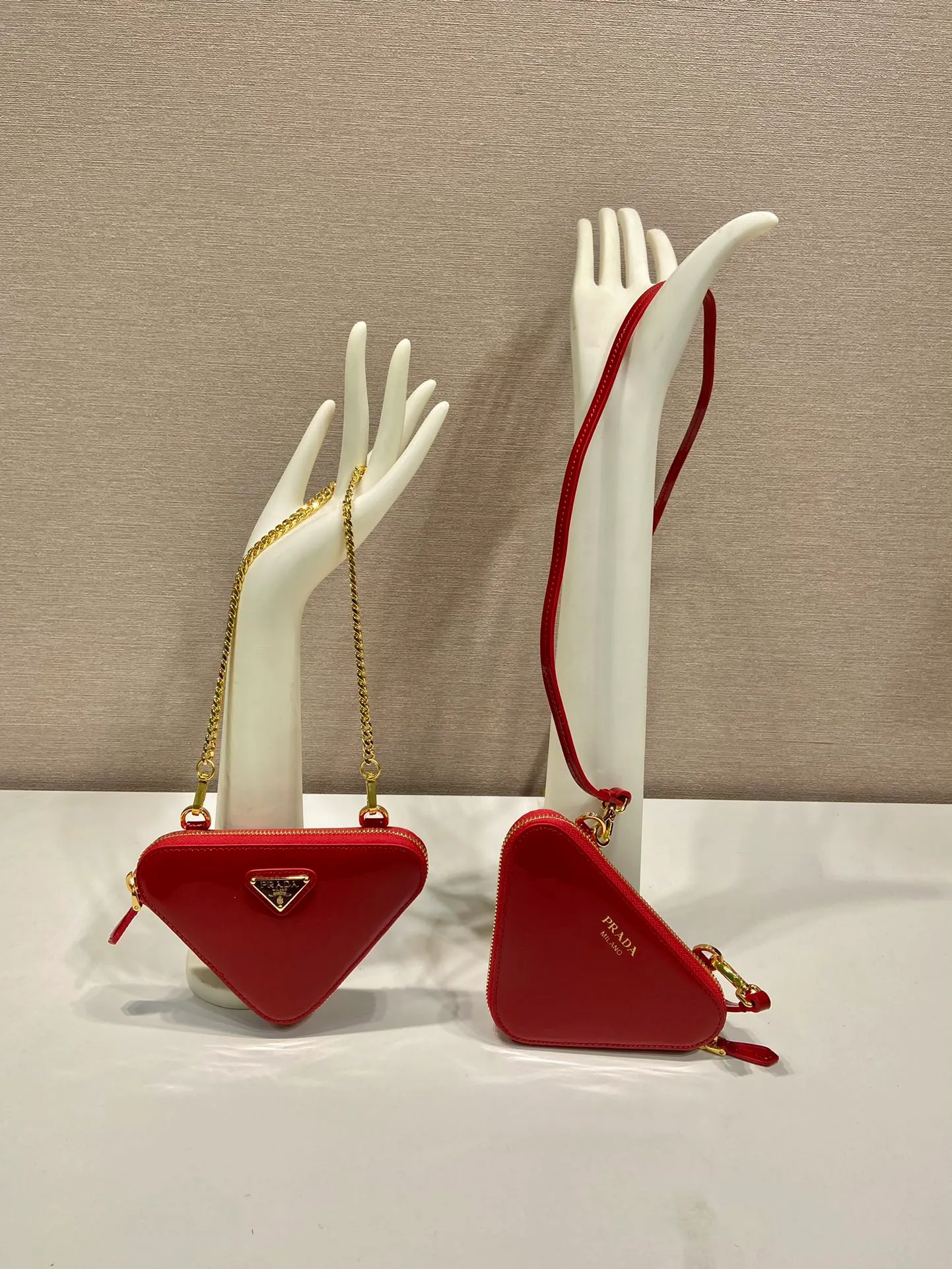 💰960🎉Twin patent leather triangle bag🎉1NR015 new product😘Patent leather This two-in-one twin bag has a very unique design and can be disassembled into 2 bags🎉🎉. The body of the bag is made of imitation patent leather, which is perfect🎉🎉. One can be carried by hand and the other can be worn as a crossbody. It can also be combined😘😘Another hot new product🎉 If you like babies, hurry up and get it🎉🎉 Length 15x height 10x bottom 5cm🎉🎉🎉👏👏👏