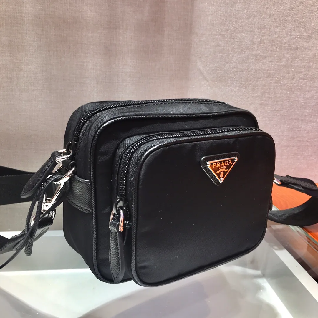 💰1020✨Three-in-one camera bag✨🎉The new model 1BH017 has arrived😘😘Internet celebrity sisters😘handsome guys😘The three-in-one camera bag that has become popular in the fashion circle has a new model! 👏👏This three-in-one design is great👍👍Super practical👍👍It can be used by both men and women🙊🙊What I love most is that there is a small pendant (small bag) hanging on the shoulder strap, and it can also be hung on other bags and pants as accessories 🙊🙊Normally, it can be matched with various clothes Question😘😘Babies, hurry up and get it, it’s so beautiful🙊🙊Length 17xH 13.5 bottom 5cm