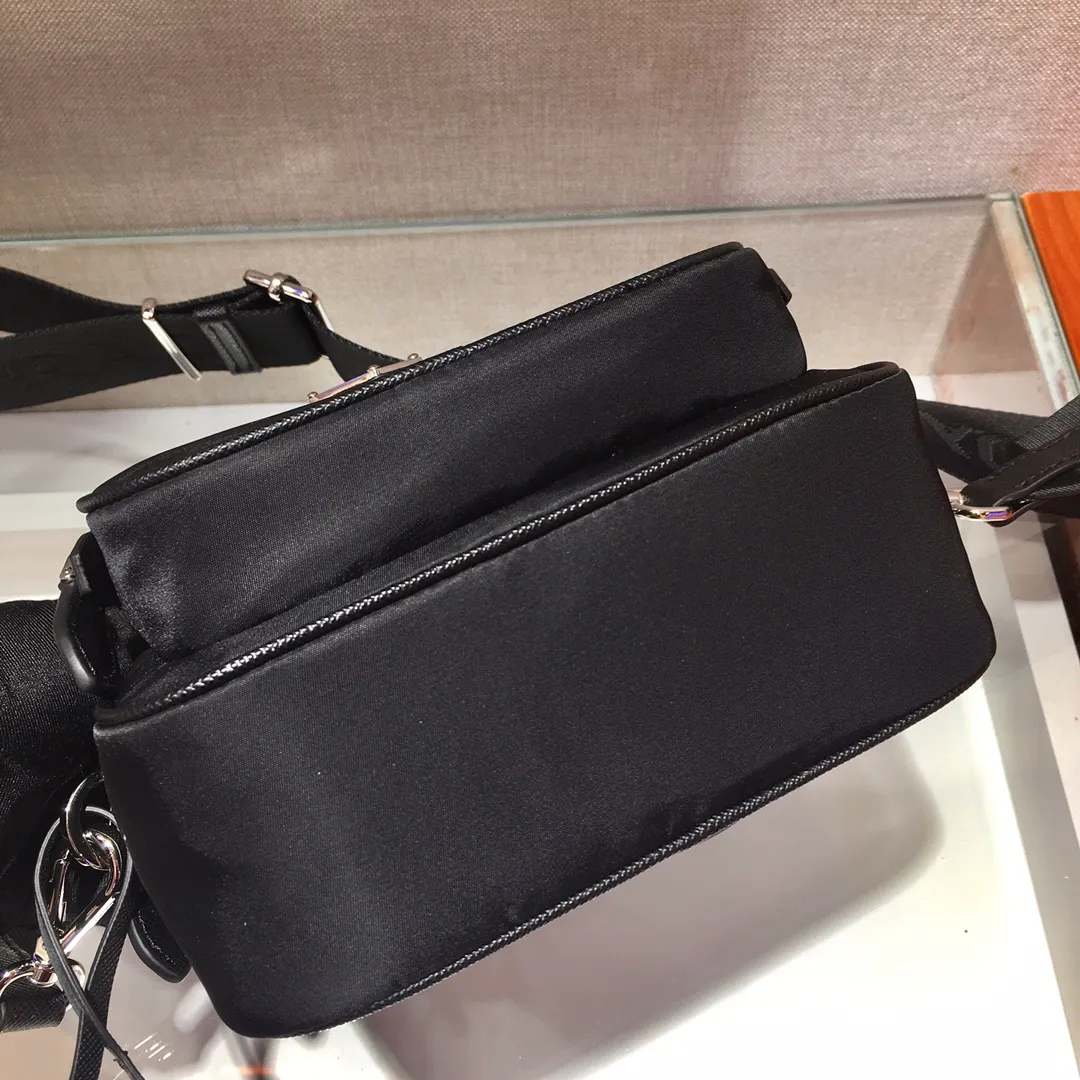 💰1020✨Three-in-one camera bag✨🎉The new model 1BH017 has arrived😘😘Internet celebrity sisters😘handsome guys😘The three-in-one camera bag that has become popular in the fashion circle has a new model! 👏👏This three-in-one design is great👍👍Super practical👍👍It can be used by both men and women🙊🙊What I love most is that there is a small pendant (small bag) hanging on the shoulder strap, and it can also be hung on other bags and pants as accessories 🙊🙊Normally, it can be matched with various clothes Question😘😘Babies, hurry up and get it, it’s so beautiful🙊🙊Length 17xH 13.5 bottom 5cm