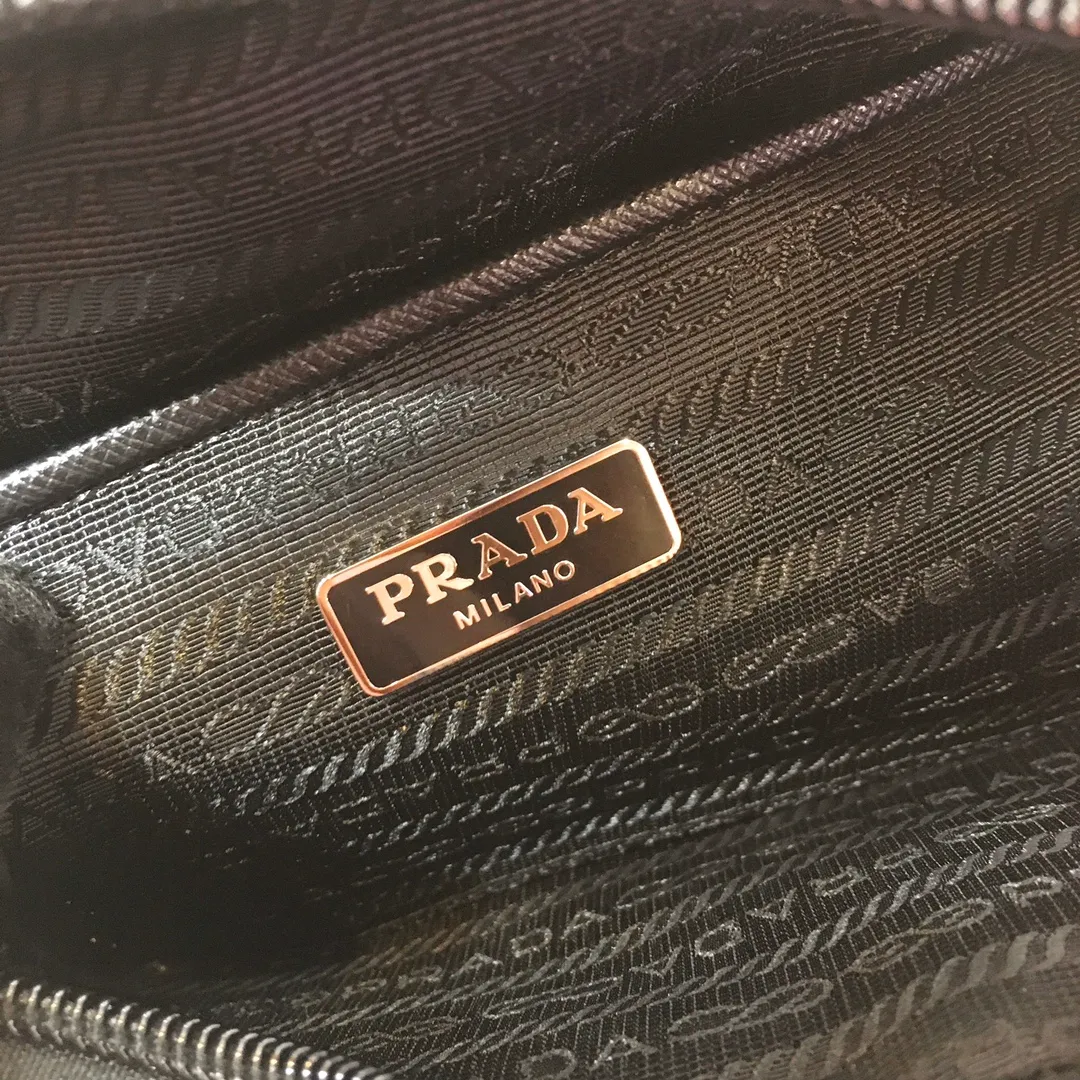 💰1020✨Three-in-one camera bag✨🎉The new model 1BH017 has arrived😘😘Internet celebrity sisters😘handsome guys😘The three-in-one camera bag that has become popular in the fashion circle has a new model! 👏👏This three-in-one design is great👍👍Super practical👍👍It can be used by both men and women🙊🙊What I love most is that there is a small pendant (small bag) hanging on the shoulder strap, and it can also be hung on other bags and pants as accessories 🙊🙊Normally, it can be matched with various clothes Question😘😘Babies, hurry up and get it, it’s so beautiful🙊🙊Length 17xH 13.5 bottom 5cm