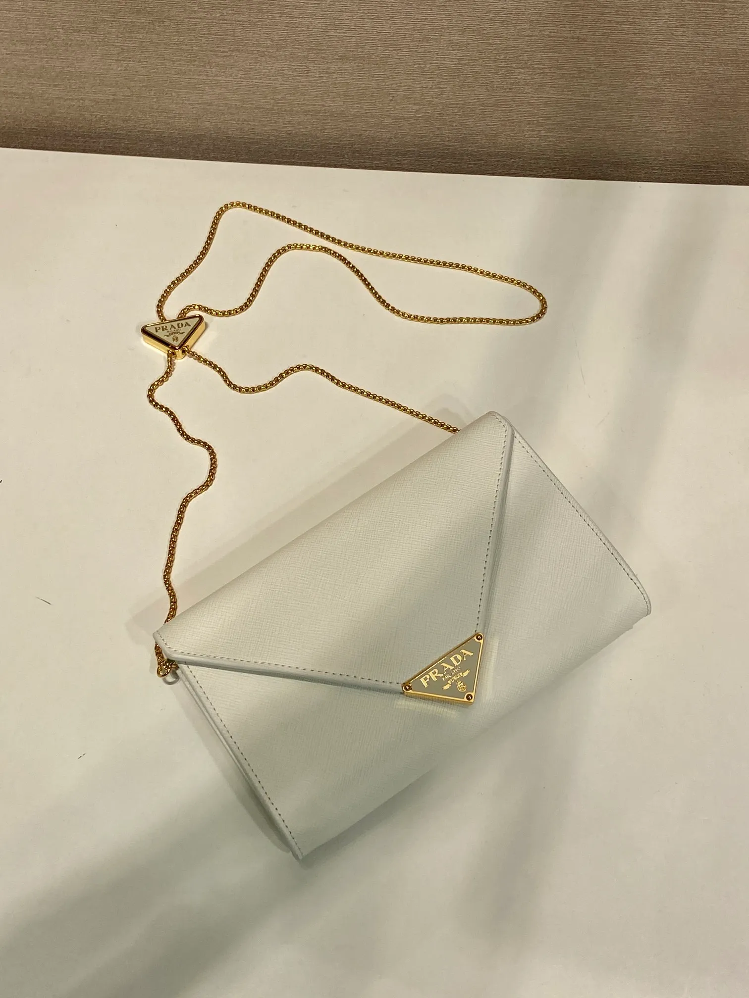 💰1120🎉Cross Pattern Envelope Bag🎉1Bp102 Clutch🎉🎉 The cross pattern cowhide texture highlights the elegant silhouette of this mini handbag and injects a modern flavor into it. Featuring a detachable chain shoulder strap and a nappa leather interior with card slots, this bag features a signature triangle logo on the magnetic closure for a timeless and instantly recognizable look. It can also be used as a handbag/shoulder bag/crossbody. It has many functions and can be exchanged for different occasions. Another hot item from internet celebrities🎉🎉 Length 20x height 11.5cm🎉🎉🎉👏👏👏