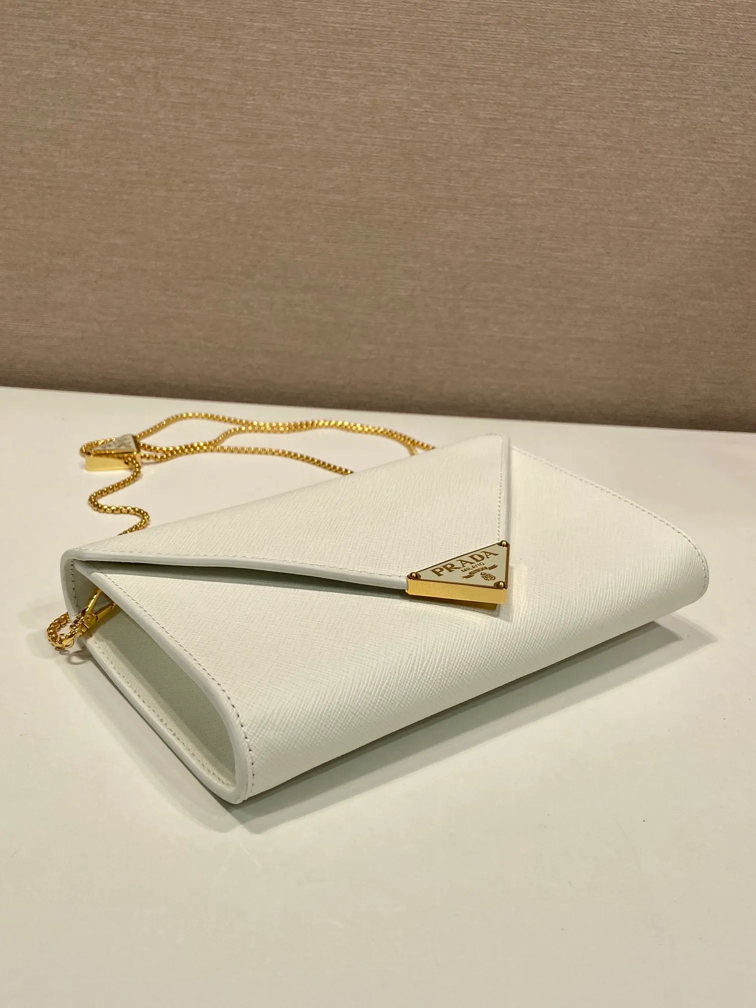 💰1120🎉Cross Pattern Envelope Bag🎉1Bp102 Clutch🎉🎉 The cross pattern cowhide texture highlights the elegant silhouette of this mini handbag and injects a modern flavor into it. Featuring a detachable chain shoulder strap and a nappa leather interior with card slots, this bag features a signature triangle logo on the magnetic closure for a timeless and instantly recognizable look. It can also be used as a handbag/shoulder bag/crossbody. It has many functions and can be exchanged for different occasions. Another hot item from internet celebrities🎉🎉 Length 20x height 11.5cm🎉🎉🎉👏👏👏
