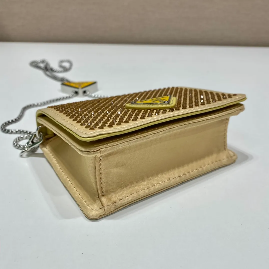 💰760🎉Necklace crystal pouch🎉1MR024 new color🎉🎉 This Duchesse fabric card holder is decorated with imitation crystals throughout, creating a light and shadow style and iridescent colors on the surface, highlighting a gorgeous yet functional design. My favorite is this detachable and adjustable iron shoulder strap, which can be used as a waist bag decoration😍😍 or as a necklace decoration with clothes. The triangle mark in the middle can be adjusted, giving the item a variety of ways to wear it. The space can be used to hold lipstick 💄/earphones/keys🚗....it bling bling under the night light, so beautiful. Worth buying 🎉🎉 Length 11.5x Height 8cm