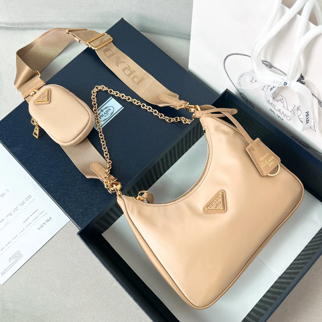💰1000🌟New product Hobo three-in-one gold buckle 1BH204 Hobo three-in-one has become a mainstream fashion trend! Super versatile and good-looking, fashionable people must buy it! It is not only practical, lightweight but also beautiful. The detachable pouch hanging ornaments and spacious internal compartments are simply great👏... Unisex style for both men and women🉑️ Hand-held, shoulder and cross-body style with three uses, the new favorite of fashion trendsetters. The perfect details are comparable to brick cabinets. Super 5🌟Review Size: 22*18*6.5