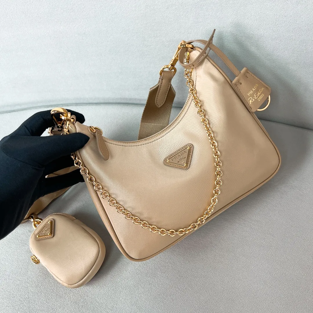 💰1000🌟New product Hobo three-in-one gold buckle 1BH204 Hobo three-in-one has become a mainstream fashion trend! Super versatile and good-looking, fashionable people must buy it! It is not only practical, lightweight but also beautiful. The detachable pouch hanging ornaments and spacious internal compartments are simply great👏... Unisex style for both men and women🉑️ Hand-held, shoulder and cross-body style with three uses, the new favorite of fashion trendsetters. The perfect details are comparable to brick cabinets. Super 5🌟Review Size: 22*18*6.5