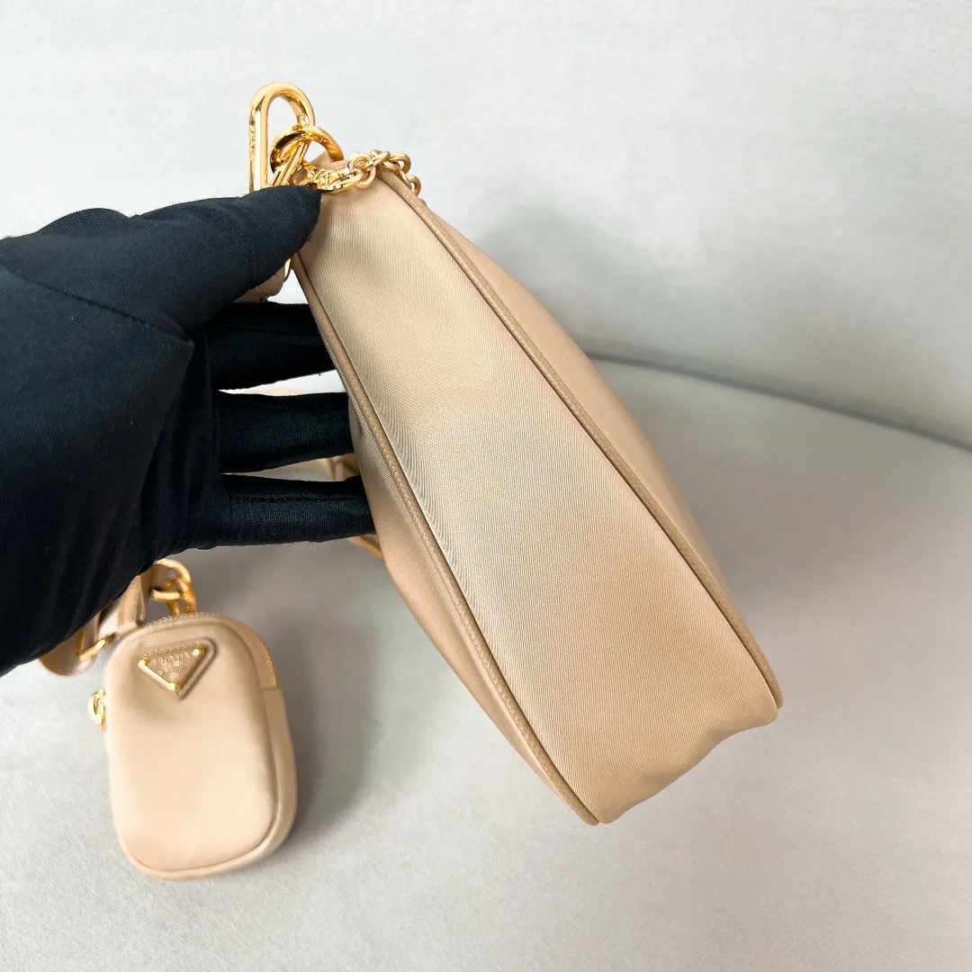 💰1000🌟New product Hobo three-in-one gold buckle 1BH204 Hobo three-in-one has become a mainstream fashion trend! Super versatile and good-looking, fashionable people must buy it! It is not only practical, lightweight but also beautiful. The detachable pouch hanging ornaments and spacious internal compartments are simply great👏... Unisex style for both men and women🉑️ Hand-held, shoulder and cross-body style with three uses, the new favorite of fashion trendsetters. The perfect details are comparable to brick cabinets. Super 5🌟Review Size: 22*18*6.5