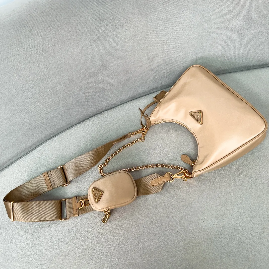 💰1000🌟New product Hobo three-in-one gold buckle 1BH204 Hobo three-in-one has become a mainstream fashion trend! Super versatile and good-looking, fashionable people must buy it! It is not only practical, lightweight but also beautiful. The detachable pouch hanging ornaments and spacious internal compartments are simply great👏... Unisex style for both men and women🉑️ Hand-held, shoulder and cross-body style with three uses, the new favorite of fashion trendsetters. The perfect details are comparable to brick cabinets. Super 5🌟Review Size: 22*18*6.5