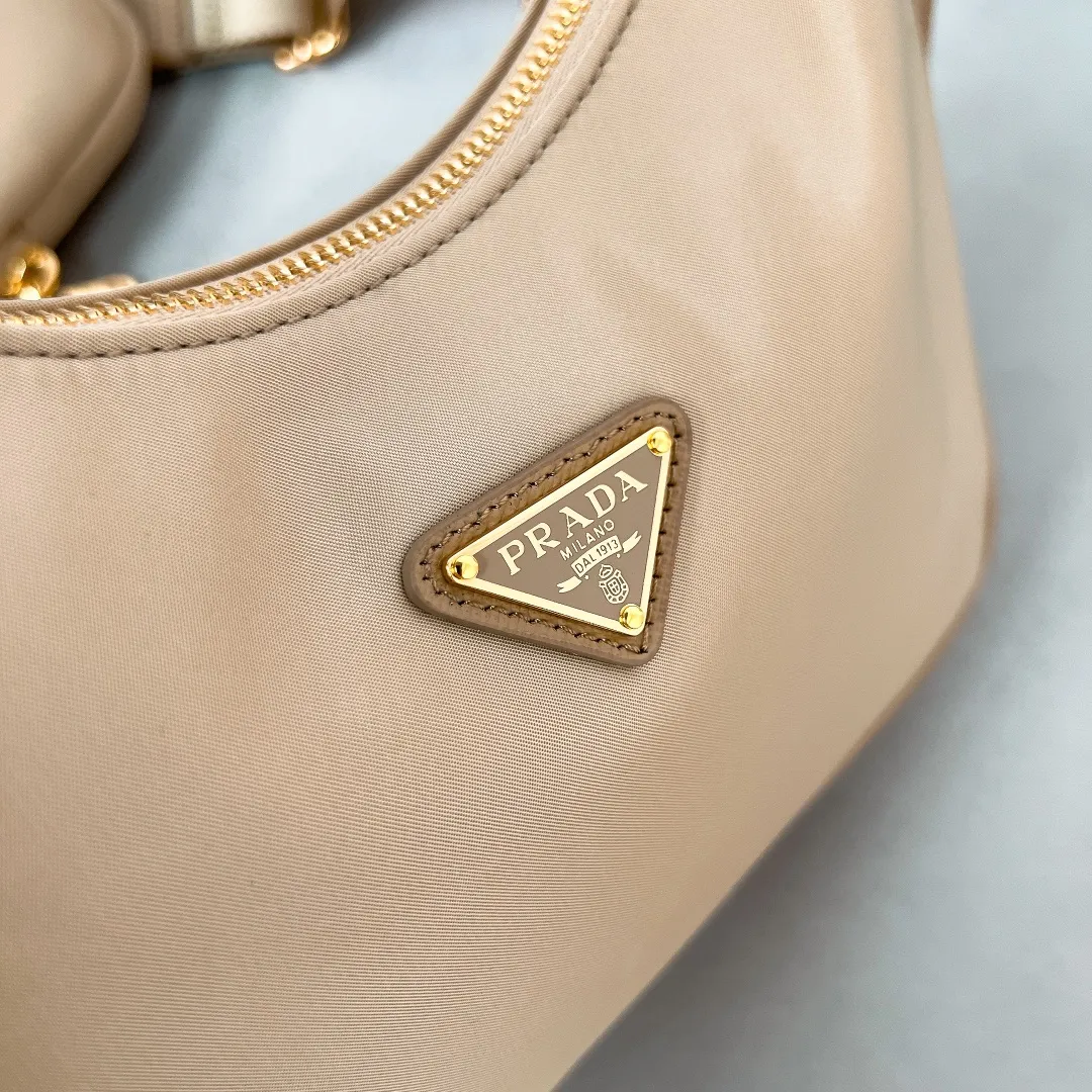 💰1000🌟New product Hobo three-in-one gold buckle 1BH204 Hobo three-in-one has become a mainstream fashion trend! Super versatile and good-looking, fashionable people must buy it! It is not only practical, lightweight but also beautiful. The detachable pouch hanging ornaments and spacious internal compartments are simply great👏... Unisex style for both men and women🉑️ Hand-held, shoulder and cross-body style with three uses, the new favorite of fashion trendsetters. The perfect details are comparable to brick cabinets. Super 5🌟Review Size: 22*18*6.5