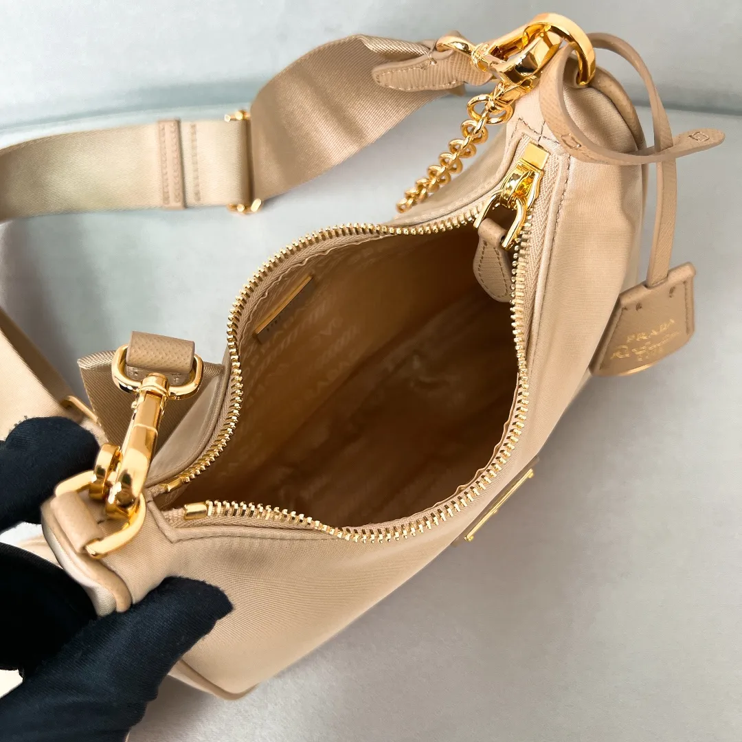 💰1000🌟New product Hobo three-in-one gold buckle 1BH204 Hobo three-in-one has become a mainstream fashion trend! Super versatile and good-looking, fashionable people must buy it! It is not only practical, lightweight but also beautiful. The detachable pouch hanging ornaments and spacious internal compartments are simply great👏... Unisex style for both men and women🉑️ Hand-held, shoulder and cross-body style with three uses, the new favorite of fashion trendsetters. The perfect details are comparable to brick cabinets. Super 5🌟Review Size: 22*18*6.5