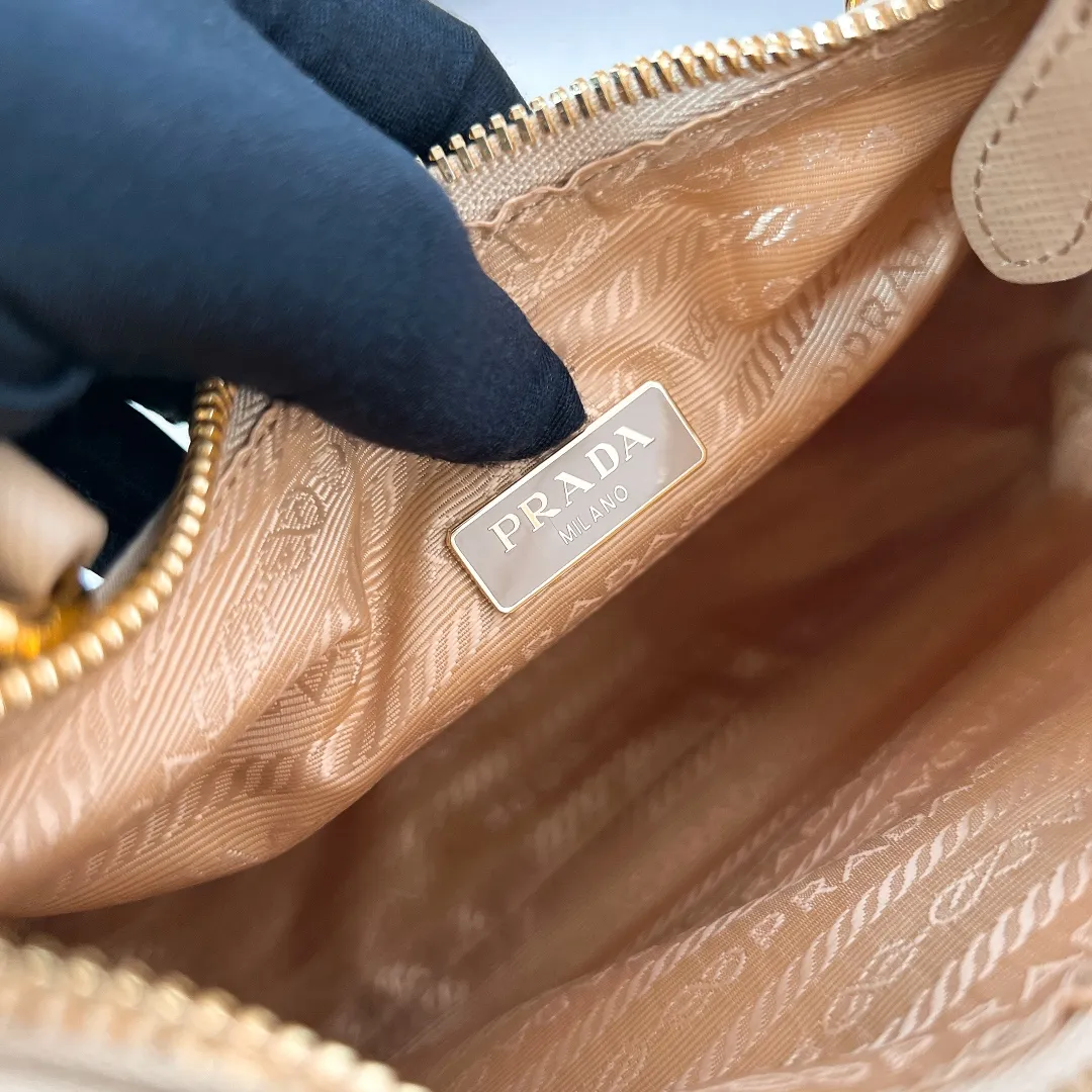 💰1000🌟New product Hobo three-in-one gold buckle 1BH204 Hobo three-in-one has become a mainstream fashion trend! Super versatile and good-looking, fashionable people must buy it! It is not only practical, lightweight but also beautiful. The detachable pouch hanging ornaments and spacious internal compartments are simply great👏... Unisex style for both men and women🉑️ Hand-held, shoulder and cross-body style with three uses, the new favorite of fashion trendsetters. The perfect details are comparable to brick cabinets. Super 5🌟Review Size: 22*18*6.5
