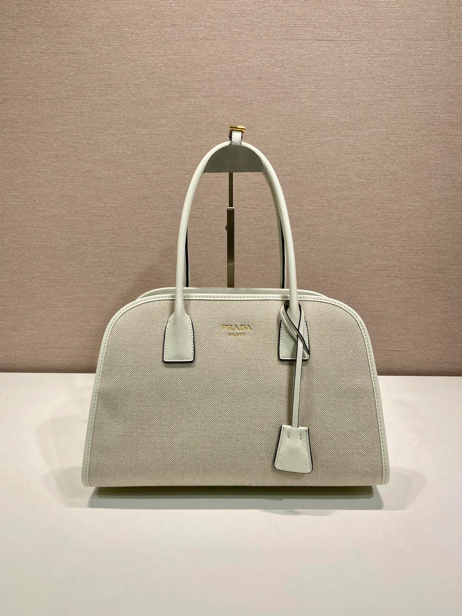 💰1520🎉New Tote Bag🎉1BG572🎉🎉 This bag combines the versatile style and light texture of cowhide and linen blended fabrics, creating an Oversize silhouette and cleverly interpreting duality. Practical functions, exquisite design, and exquisite details highlight the excellent craftsmanship of the P family. The capacity is large and the upper body is very fashionable. Baby, hurry up and get it. Length 35x height 22.5x base 18cm🎉🎉🎉💰💰💰