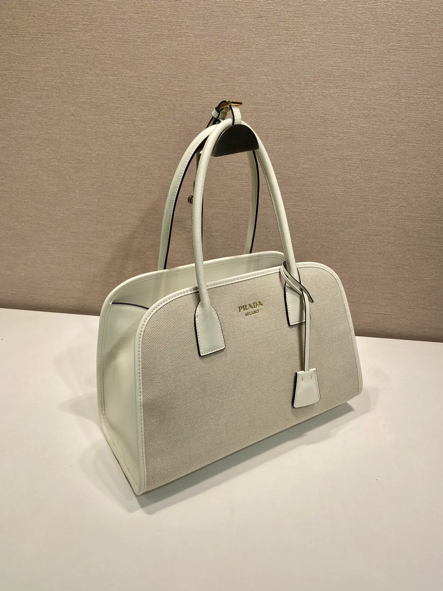 💰1520🎉New Tote Bag🎉1BG572🎉🎉 This bag combines the versatile style and light texture of cowhide and linen blended fabrics, creating an Oversize silhouette and cleverly interpreting duality. Practical functions, exquisite design, and exquisite details highlight the excellent craftsmanship of the P family. The capacity is large and the upper body is very fashionable. Baby, hurry up and get it. Length 35x height 22.5x base 18cm🎉🎉🎉💰💰💰