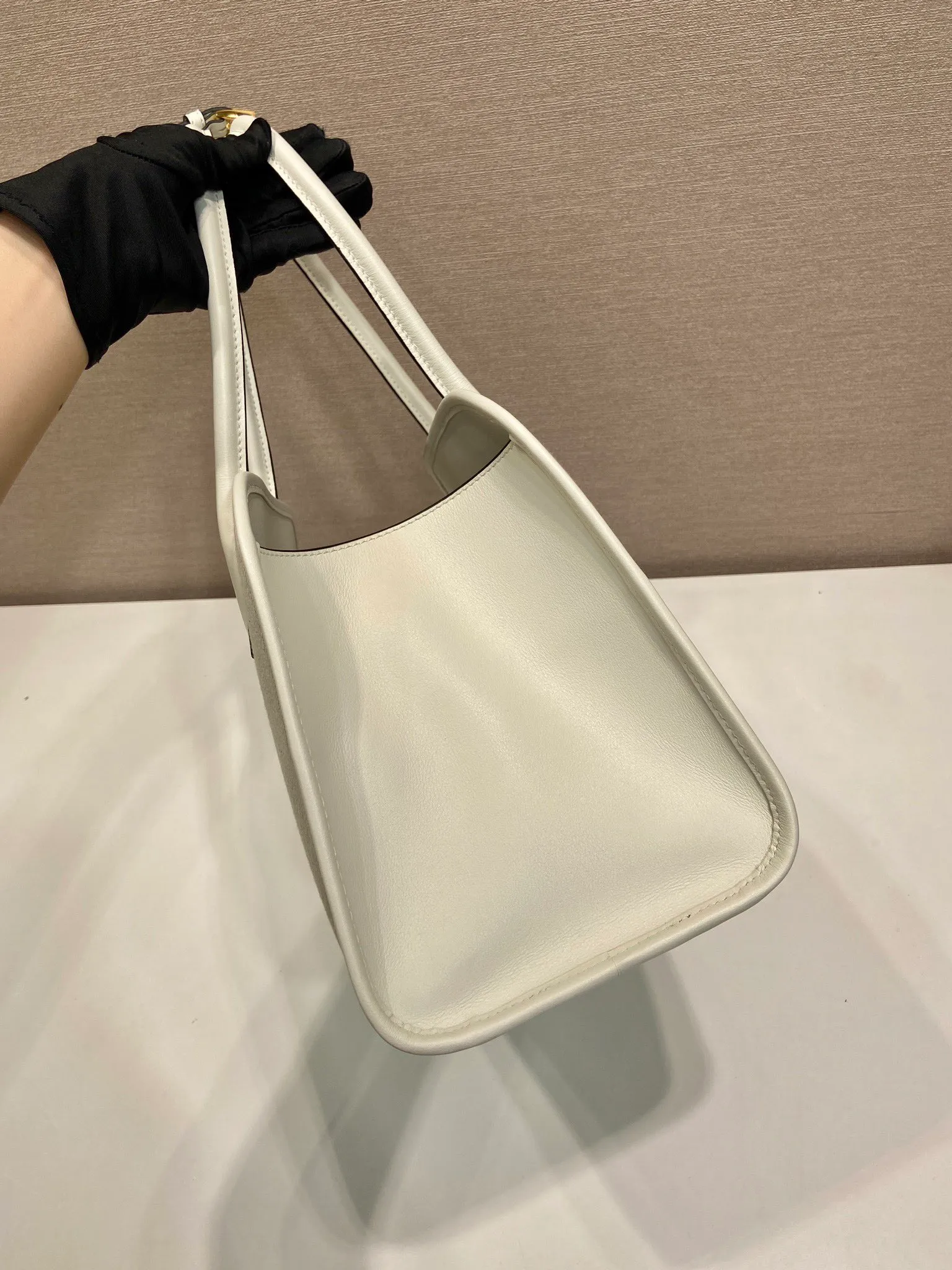 💰1520🎉New Tote Bag🎉1BG572🎉🎉 This bag combines the versatile style and light texture of cowhide and linen blended fabrics, creating an Oversize silhouette and cleverly interpreting duality. Practical functions, exquisite design, and exquisite details highlight the excellent craftsmanship of the P family. The capacity is large and the upper body is very fashionable. Baby, hurry up and get it. Length 35x height 22.5x base 18cm🎉🎉🎉💰💰💰