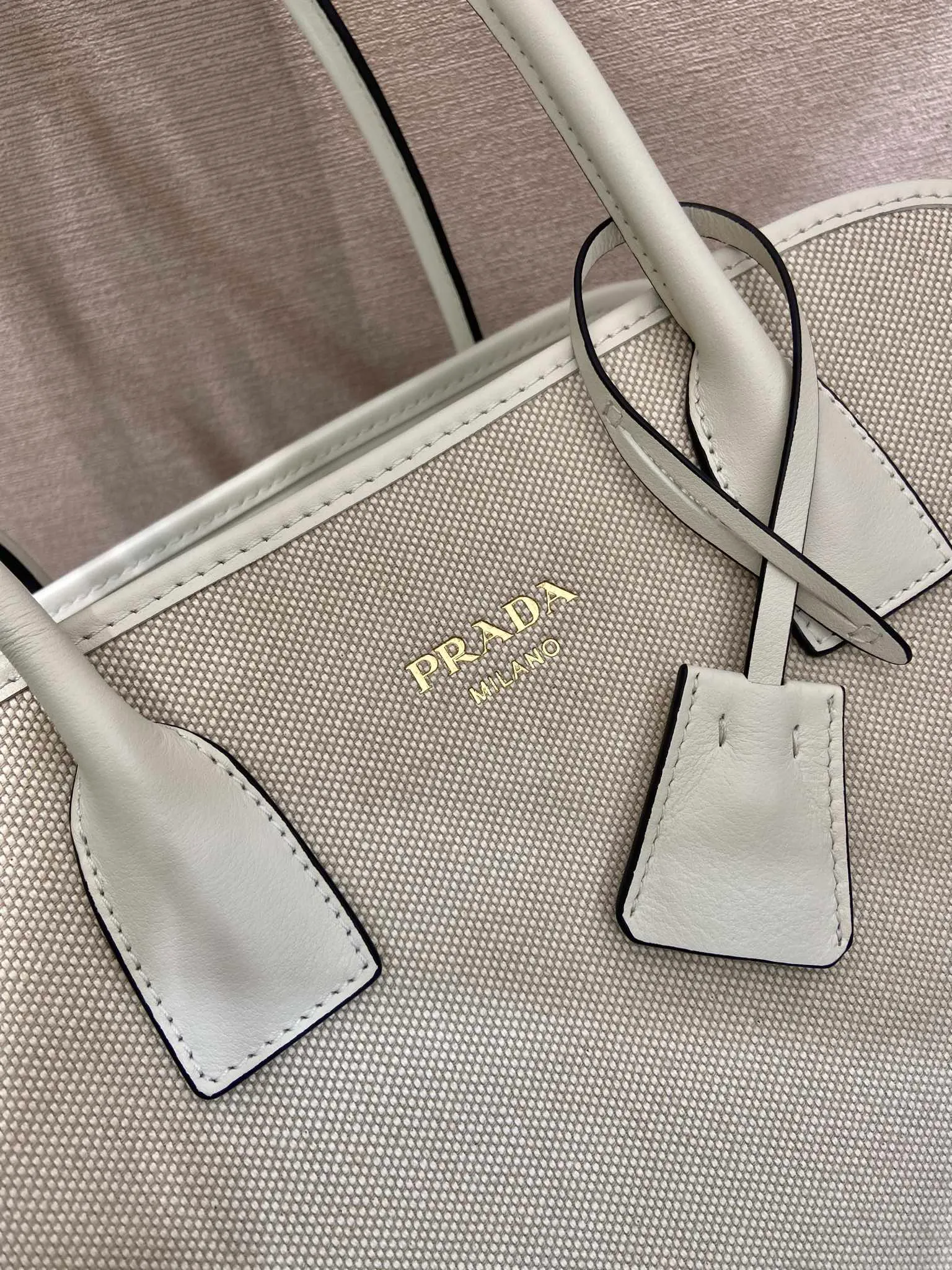💰1520🎉New Tote Bag🎉1BG572🎉🎉 This bag combines the versatile style and light texture of cowhide and linen blended fabrics, creating an Oversize silhouette and cleverly interpreting duality. Practical functions, exquisite design, and exquisite details highlight the excellent craftsmanship of the P family. The capacity is large and the upper body is very fashionable. Baby, hurry up and get it. Length 35x height 22.5x base 18cm🎉🎉🎉💰💰💰