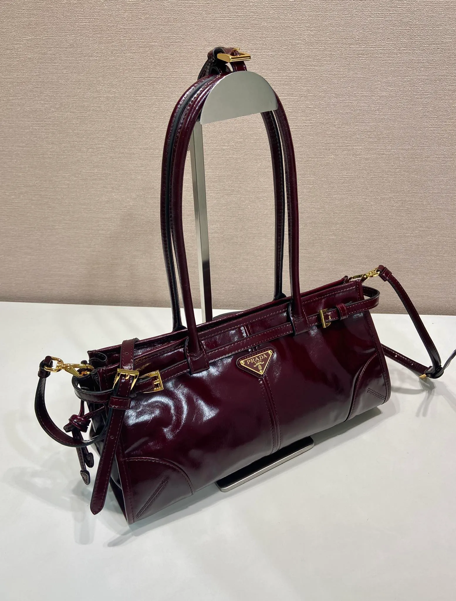 💰1840🎉LusSolf oil wax leather🎉1BA426 small new color🎉🎉 This hand-held crossbody bag is made of imported waxed leather. Its shiny color exudes a classic atmosphere. It is equipped with a detachable and adjustable long shoulder strap, which is convenient for matching on different occasions. It has a very large capacity and is easy to use. It is definitely a must-have for fashionistas. Hurry up and take this retro-style handbag home! Length 32x Height 15.5x Bottom 12cm🎉🎉🎉👏👏👏