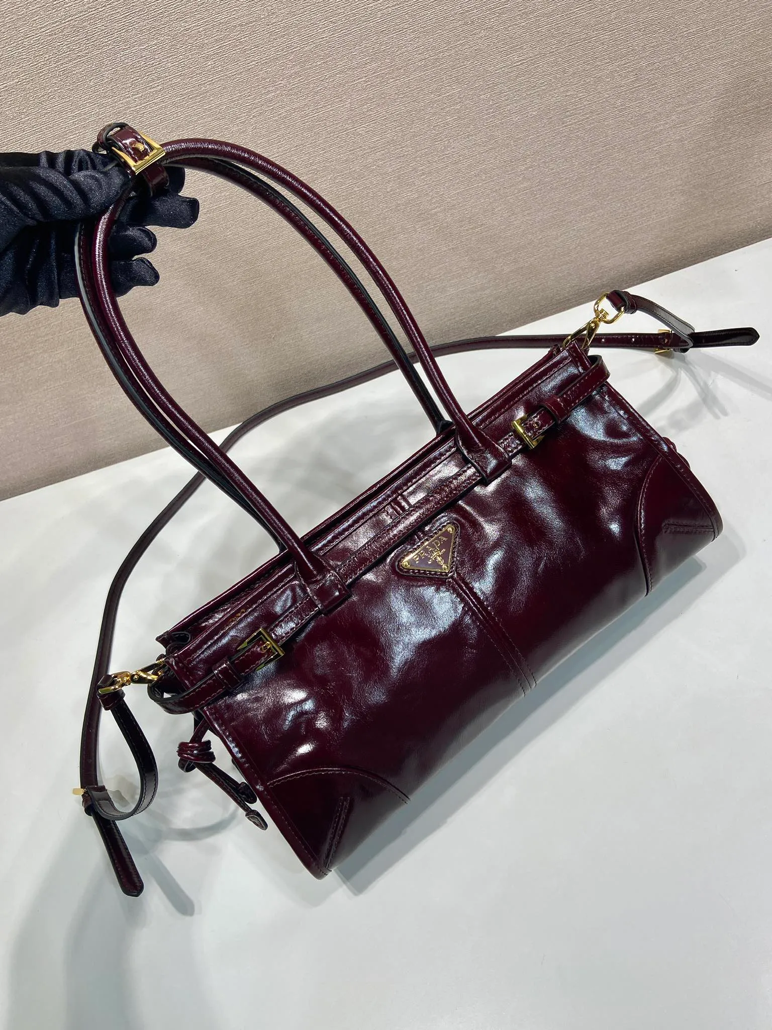 💰1840🎉LusSolf oil wax leather🎉1BA426 small new color🎉🎉 This hand-held crossbody bag is made of imported waxed leather. Its shiny color exudes a classic atmosphere. It is equipped with a detachable and adjustable long shoulder strap, which is convenient for matching on different occasions. It has a very large capacity and is easy to use. It is definitely a must-have for fashionistas. Hurry up and take this retro-style handbag home! Length 32x Height 15.5x Bottom 12cm🎉🎉🎉👏👏👏