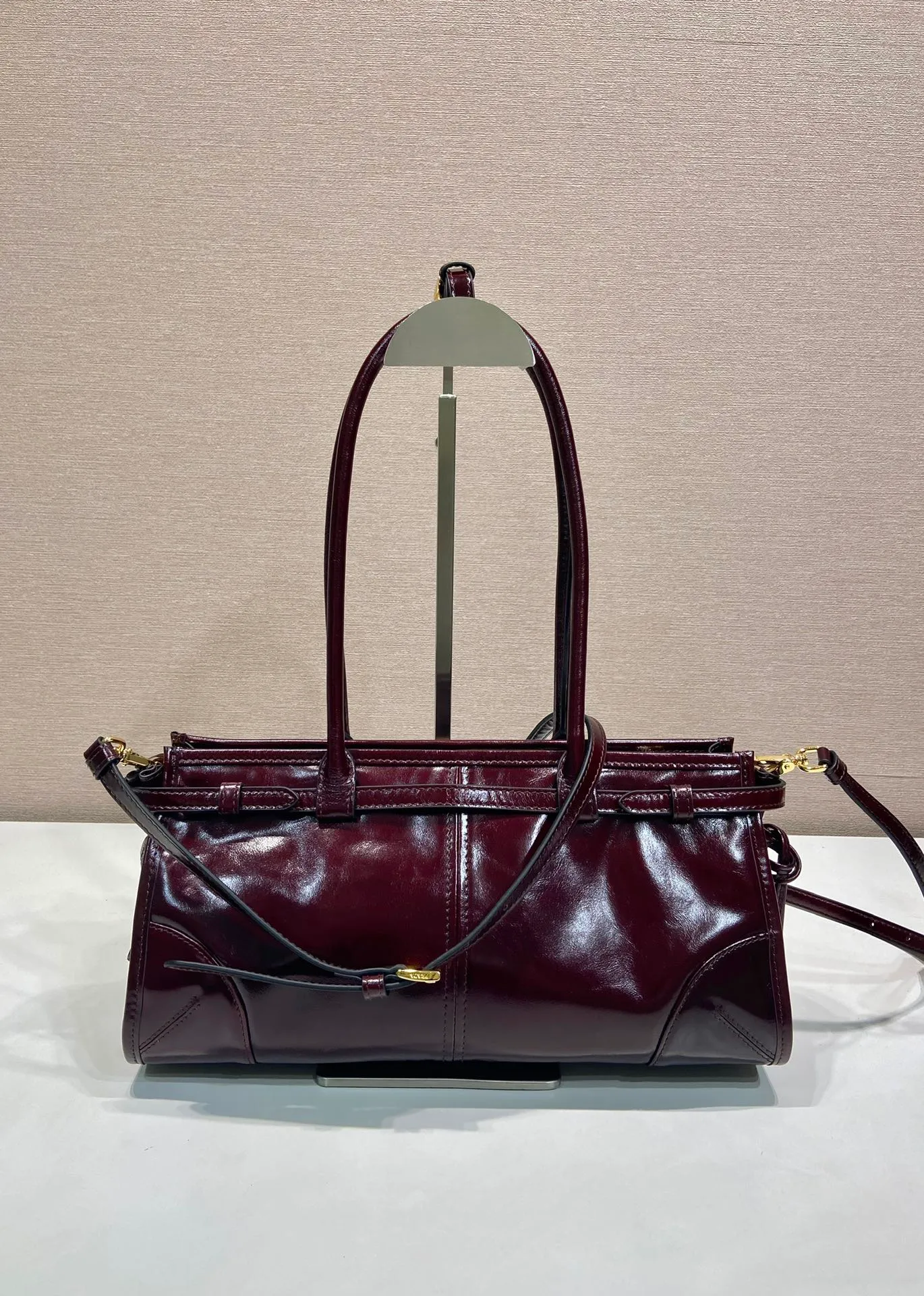 💰1840🎉LusSolf oil wax leather🎉1BA426 small new color🎉🎉 This hand-held crossbody bag is made of imported waxed leather. Its shiny color exudes a classic atmosphere. It is equipped with a detachable and adjustable long shoulder strap, which is convenient for matching on different occasions. It has a very large capacity and is easy to use. It is definitely a must-have for fashionistas. Hurry up and take this retro-style handbag home! Length 32x Height 15.5x Bottom 12cm🎉🎉🎉👏👏👏