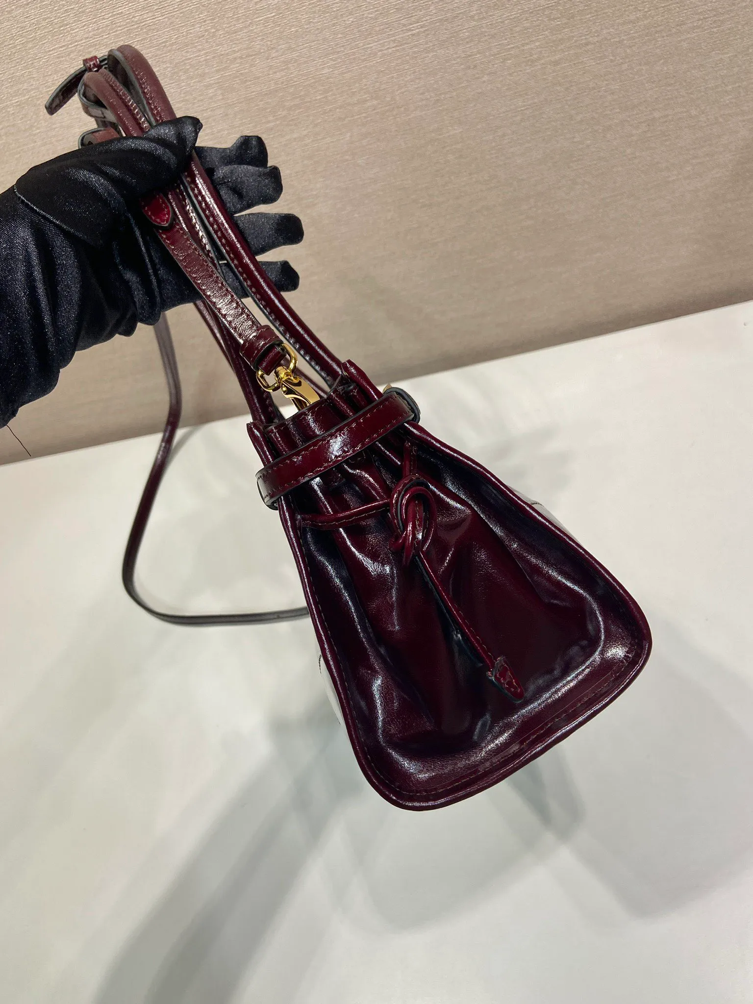 💰1840🎉LusSolf oil wax leather🎉1BA426 small new color🎉🎉 This hand-held crossbody bag is made of imported waxed leather. Its shiny color exudes a classic atmosphere. It is equipped with a detachable and adjustable long shoulder strap, which is convenient for matching on different occasions. It has a very large capacity and is easy to use. It is definitely a must-have for fashionistas. Hurry up and take this retro-style handbag home! Length 32x Height 15.5x Bottom 12cm🎉🎉🎉👏👏👏