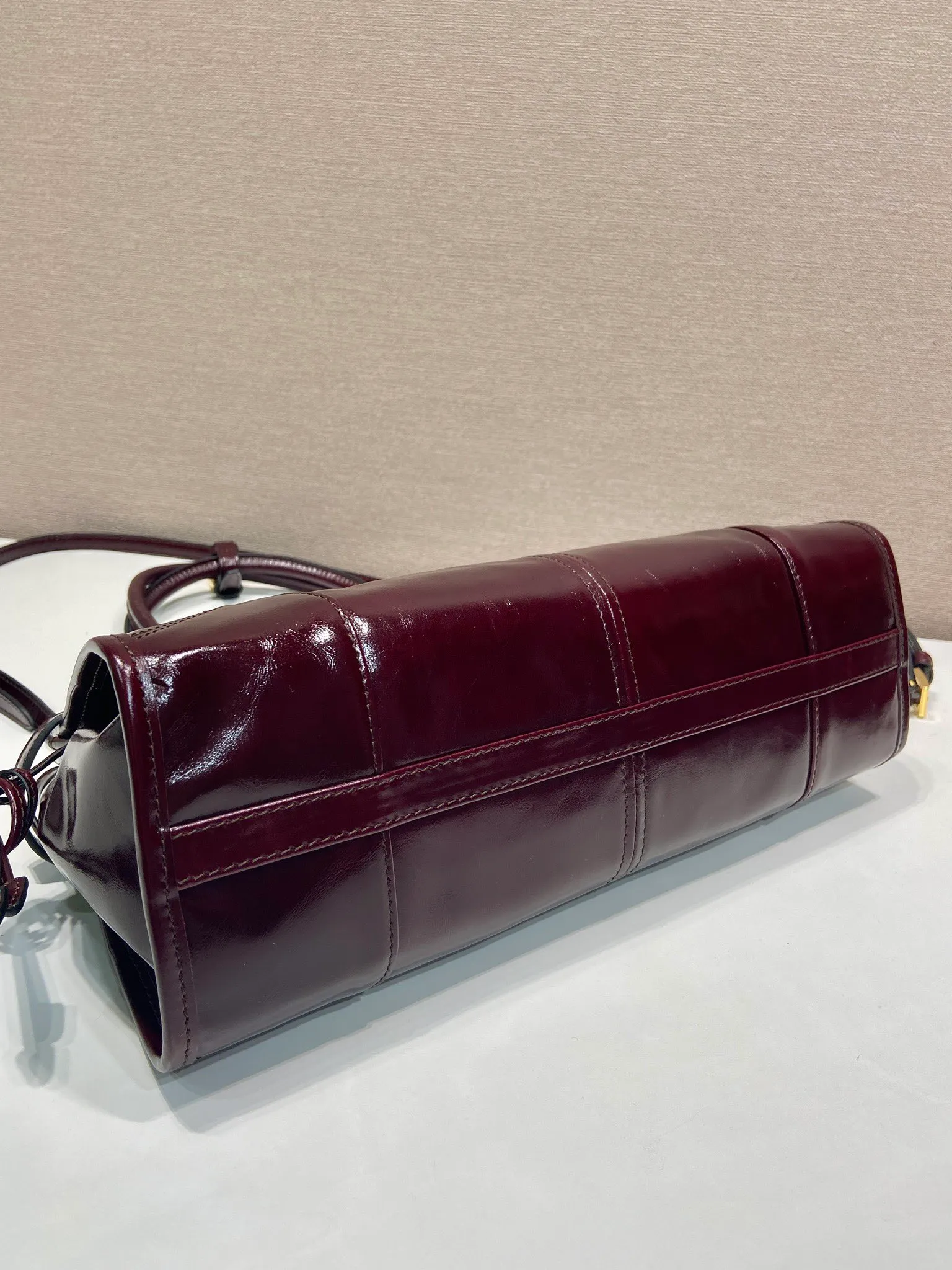 💰1840🎉LusSolf oil wax leather🎉1BA426 small new color🎉🎉 This hand-held crossbody bag is made of imported waxed leather. Its shiny color exudes a classic atmosphere. It is equipped with a detachable and adjustable long shoulder strap, which is convenient for matching on different occasions. It has a very large capacity and is easy to use. It is definitely a must-have for fashionistas. Hurry up and take this retro-style handbag home! Length 32x Height 15.5x Bottom 12cm🎉🎉🎉👏👏👏