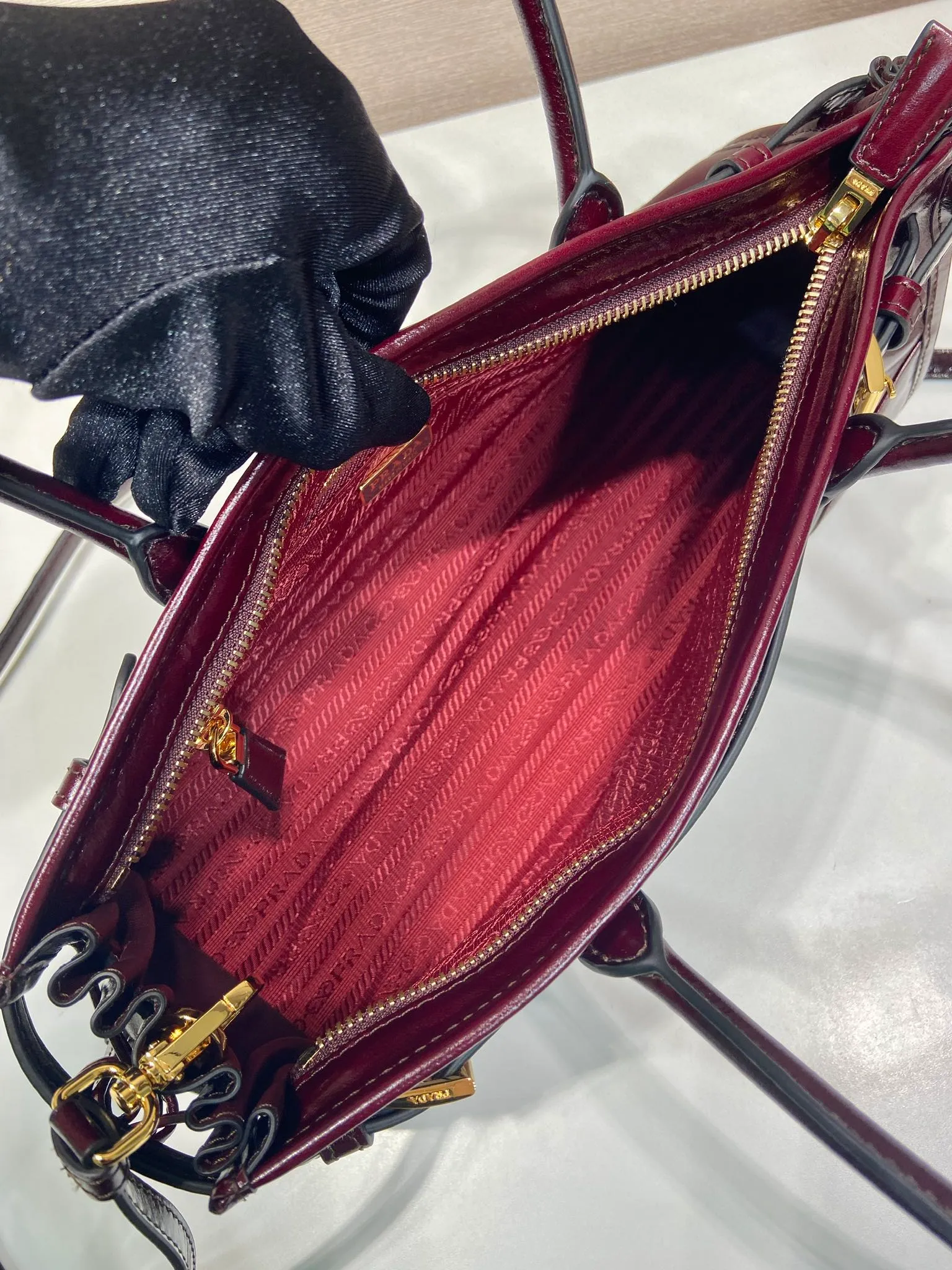 💰1840🎉LusSolf oil wax leather🎉1BA426 small new color🎉🎉 This hand-held crossbody bag is made of imported waxed leather. Its shiny color exudes a classic atmosphere. It is equipped with a detachable and adjustable long shoulder strap, which is convenient for matching on different occasions. It has a very large capacity and is easy to use. It is definitely a must-have for fashionistas. Hurry up and take this retro-style handbag home! Length 32x Height 15.5x Bottom 12cm🎉🎉🎉👏👏👏
