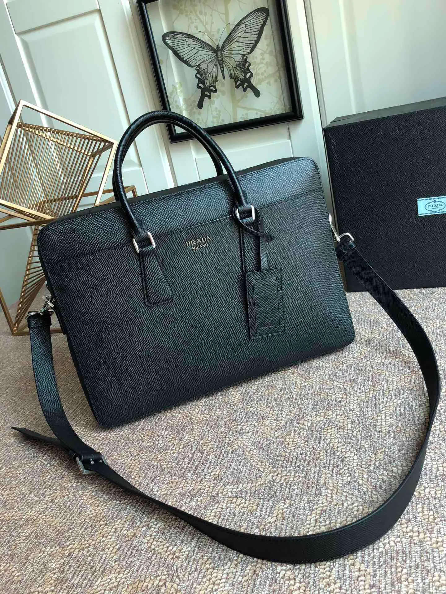 💰2040🎊Exclusive first launch🎊, new model 🆕2VE008B has arrived👏🏻👏🏻, black, top-grade original product, using imported thick cross Textured cowhide, top brushed hardware 👍👍Simple and elegant, worthy of men💼💼, size 40cm×29cm×6cm, 💪💪💪