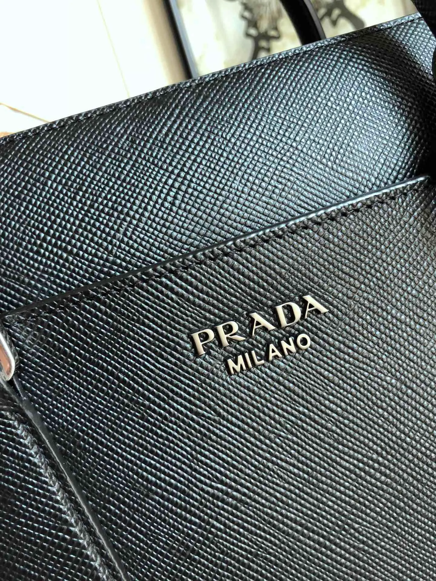 💰2040🎊Exclusive first launch🎊, new model 🆕2VE008B has arrived👏🏻👏🏻, black, top-grade original product, using imported thick cross Textured cowhide, top brushed hardware 👍👍Simple and elegant, worthy of men💼💼, size 40cm×29cm×6cm, 💪💪💪