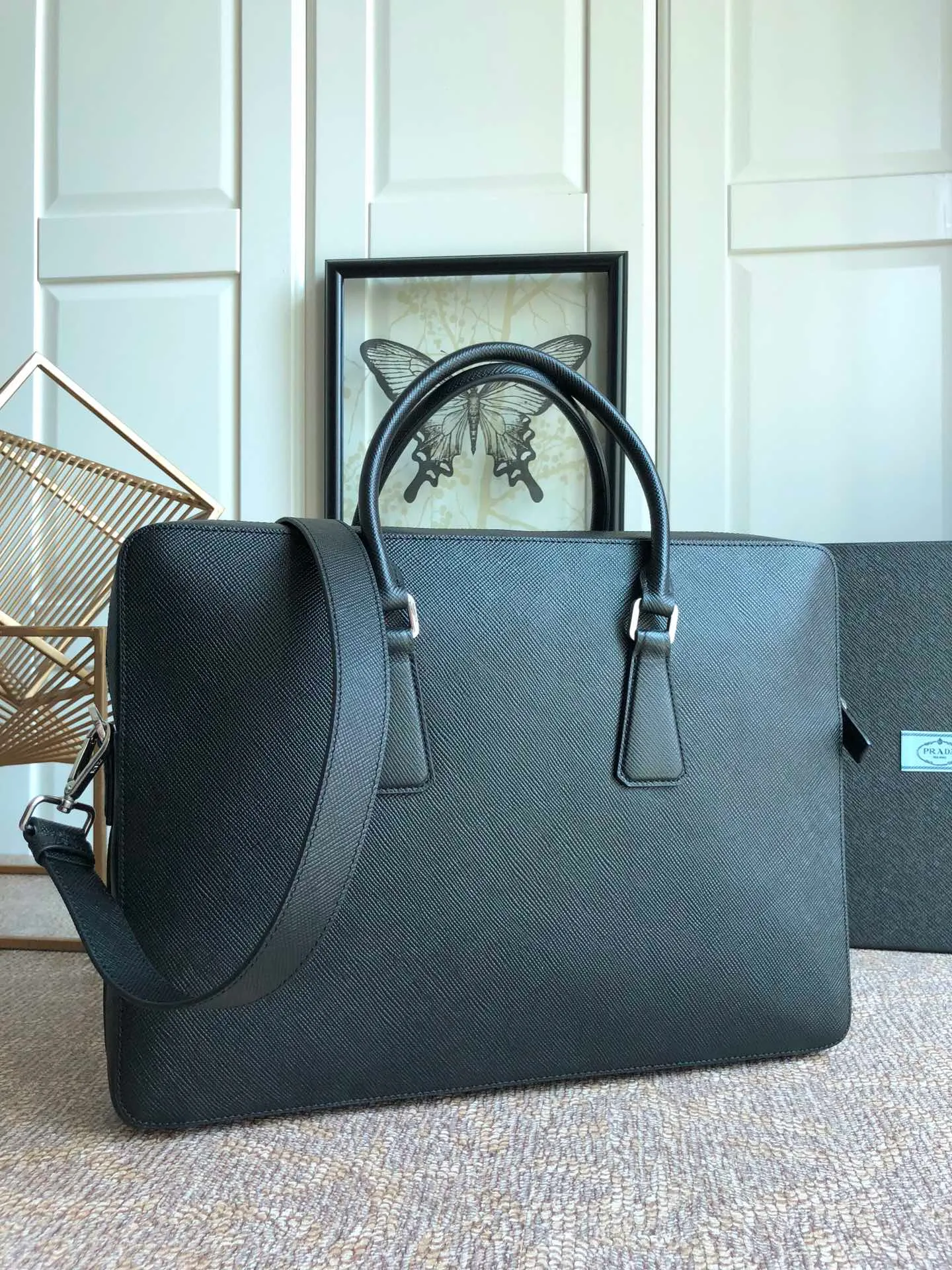 💰2040🎊Exclusive first launch🎊, new model 🆕2VE008B has arrived👏🏻👏🏻, black, top-grade original product, using imported thick cross Textured cowhide, top brushed hardware 👍👍Simple and elegant, worthy of men💼💼, size 40cm×29cm×6cm, 💪💪💪