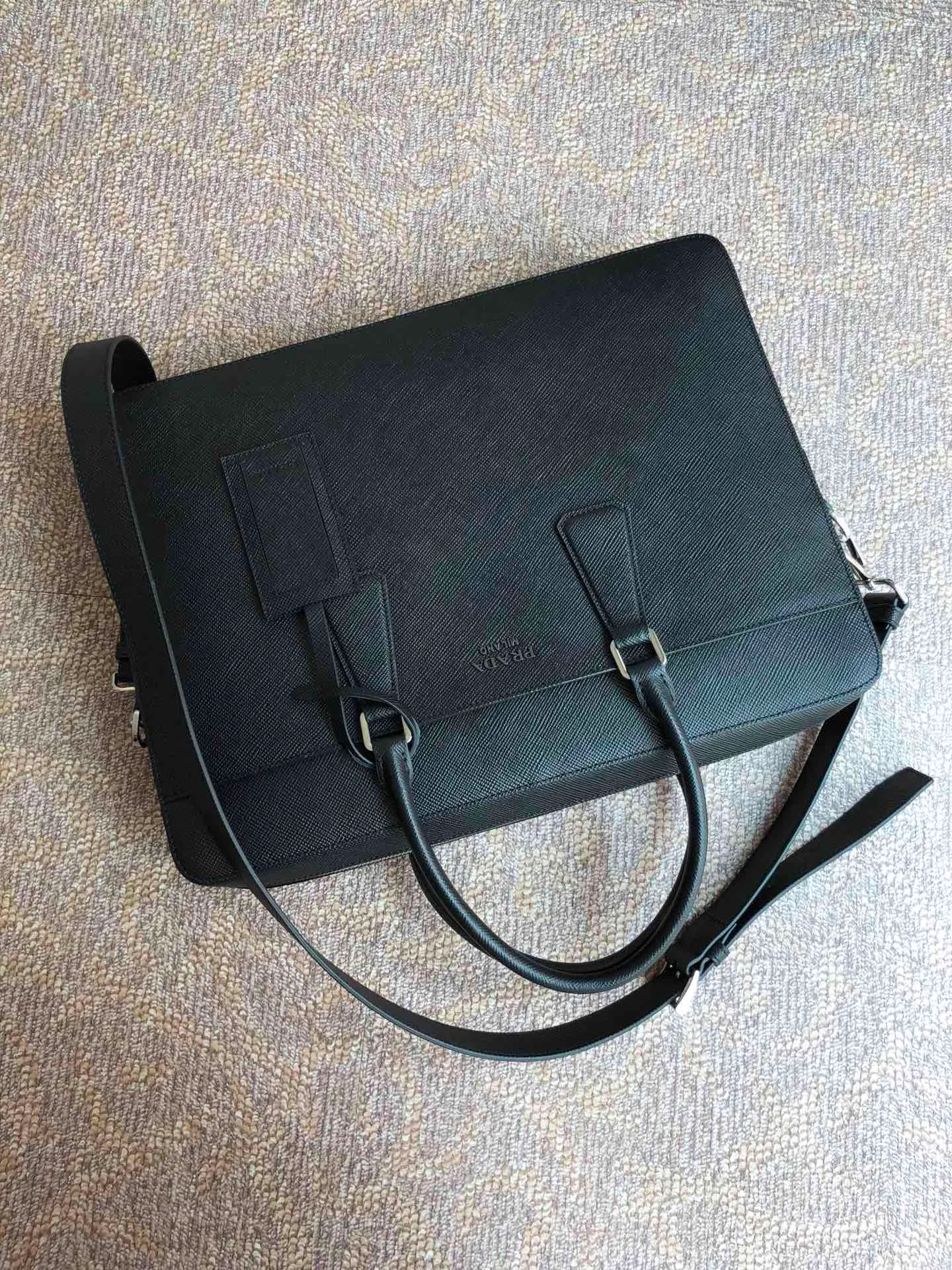 💰2040🎊Exclusive first launch🎊, new model 🆕2VE008B has arrived👏🏻👏🏻, black, top-grade original product, using imported thick cross Textured cowhide, top brushed hardware 👍👍Simple and elegant, worthy of men💼💼, size 40cm×29cm×6cm, 💪💪💪