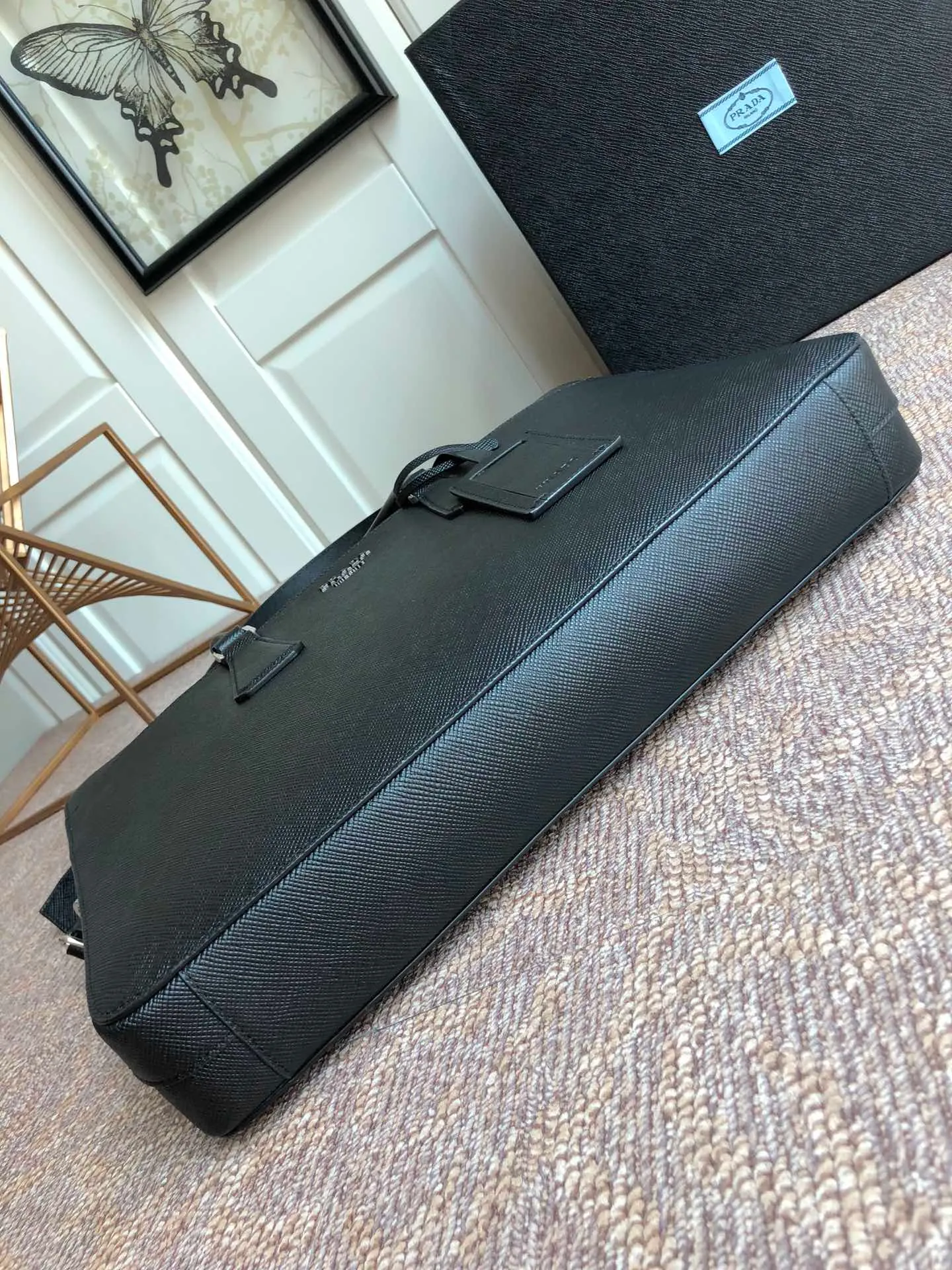 💰2040🎊Exclusive first launch🎊, new model 🆕2VE008B has arrived👏🏻👏🏻, black, top-grade original product, using imported thick cross Textured cowhide, top brushed hardware 👍👍Simple and elegant, worthy of men💼💼, size 40cm×29cm×6cm, 💪💪💪