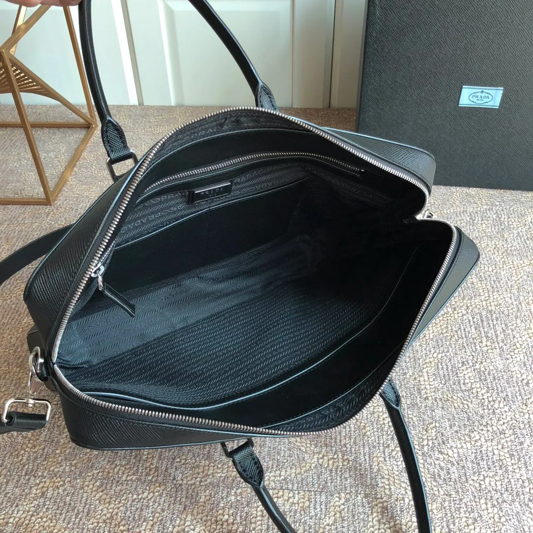 💰2040🎊Exclusive first launch🎊, new model 🆕2VE008B has arrived👏🏻👏🏻, black, top-grade original product, using imported thick cross Textured cowhide, top brushed hardware 👍👍Simple and elegant, worthy of men💼💼, size 40cm×29cm×6cm, 💪💪💪