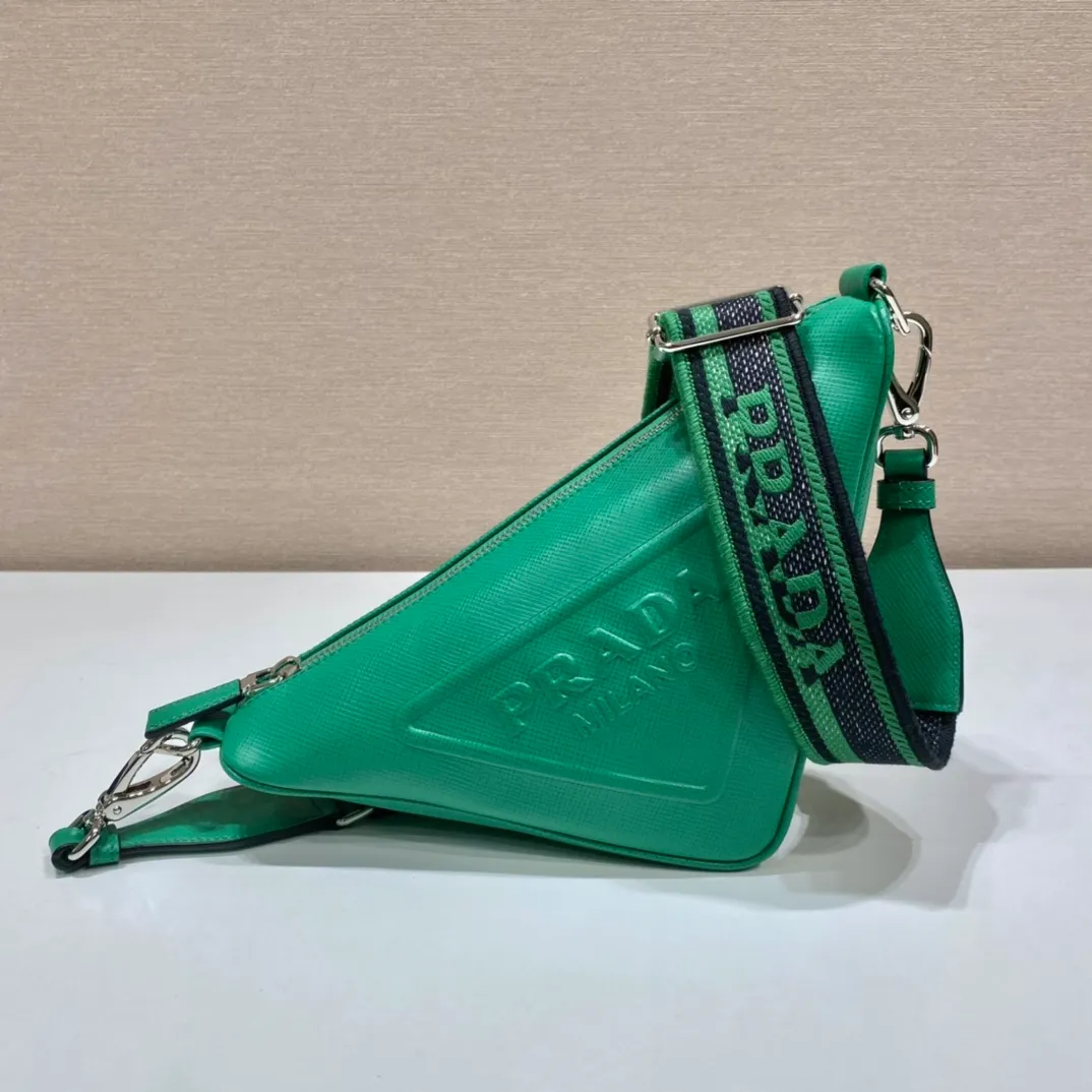 💰1520🎉Embroidered webbing triangle bag🎉2VH155🎉🎉 This triangle bag captures the symbolic geometric shape of the P family. It is made of the brand's iconic Saffiano leather, showing unique cross-parallel features and a large embossed triangle logo. My favorite is this webbing embroidered shoulder strap😘It can be detached to match other bags. The capacity is very large and the feel must be soft👏👏Universal model for men and women🎉🎉, perfect, hurry up and get it🎉🎉 Length 28x Height 18x ​​Bottom 11cm🎉🎉🎉👏👏👏