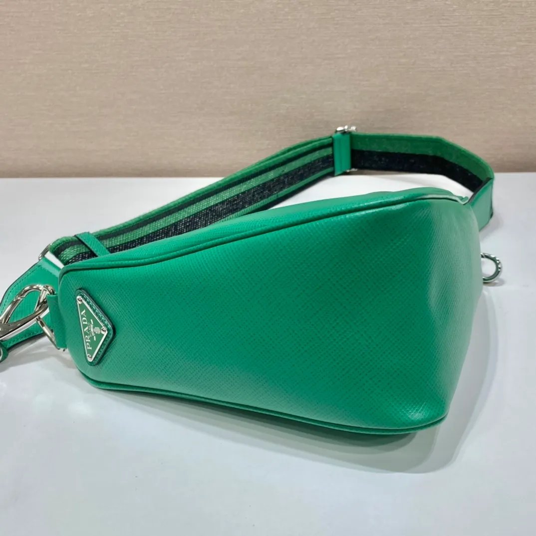 💰1520🎉Embroidered webbing triangle bag🎉2VH155🎉🎉 This triangle bag captures the symbolic geometric shape of the P family. It is made of the brand's iconic Saffiano leather, showing unique cross-parallel features and a large embossed triangle logo. My favorite is this webbing embroidered shoulder strap😘It can be detached to match other bags. The capacity is very large and the feel must be soft👏👏Universal model for men and women🎉🎉, perfect, hurry up and get it🎉🎉 Length 28x Height 18x ​​Bottom 11cm🎉🎉🎉👏👏👏