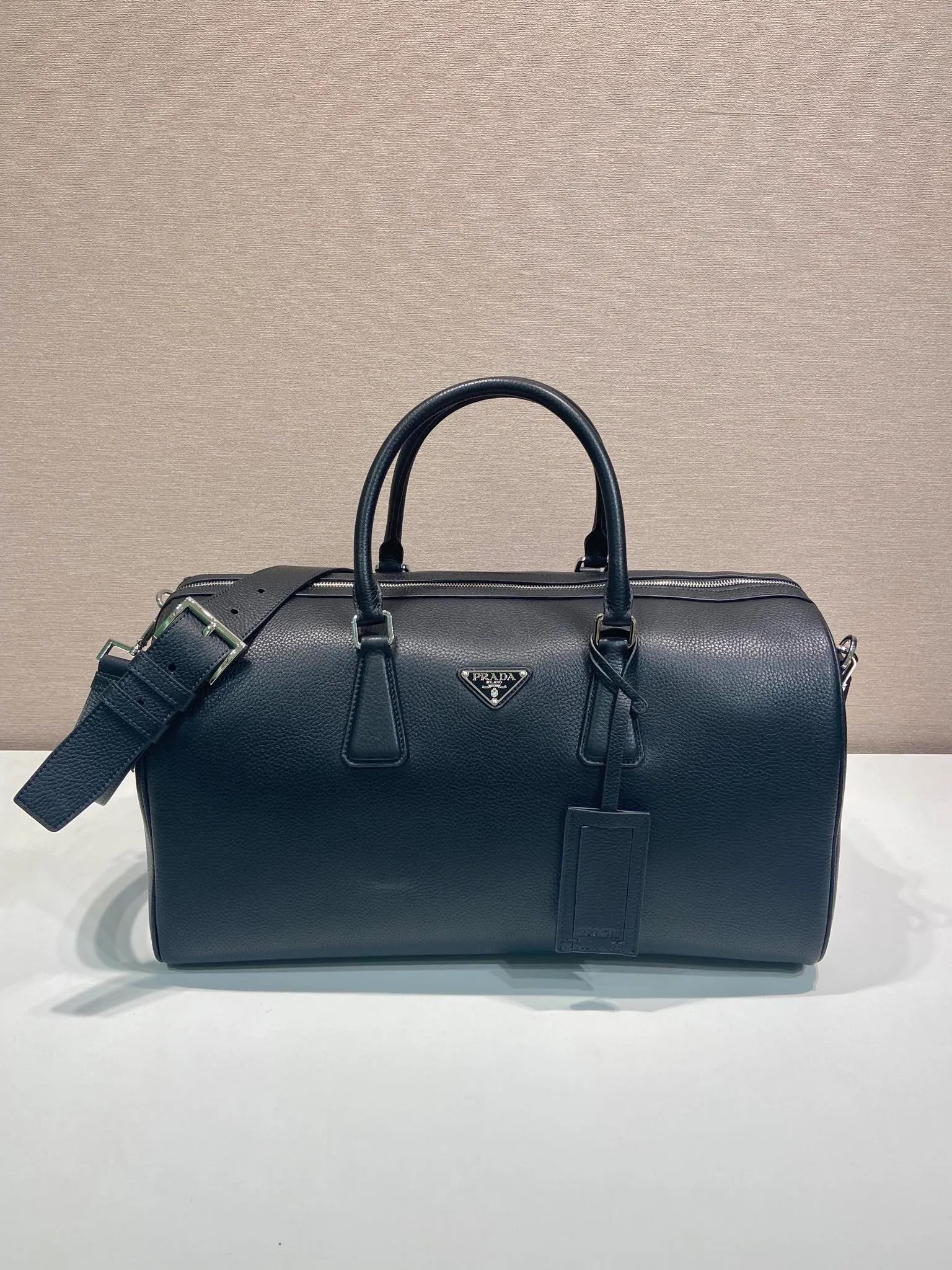 💰2360🎉New travel bag🎉2VC048 (372)🎉🎉 This travel bag is made of soft leather with a natural luster and imported sheepskin interior🎉🎉Features its soft and spacious design. The simple silhouette is accented with sophisticated, classic details, while the enameled metal triangle logo adds a signature touch to the accessory. Detachable/adjustable leather shoulder strap, zipper closure and lock buckle, large capacity, and a timeless hot item, a must-have for business trips, get it now🎉🎉 Length 50x Height 27.5x Bottom 23.5🎉🎉🎉💰💰💰