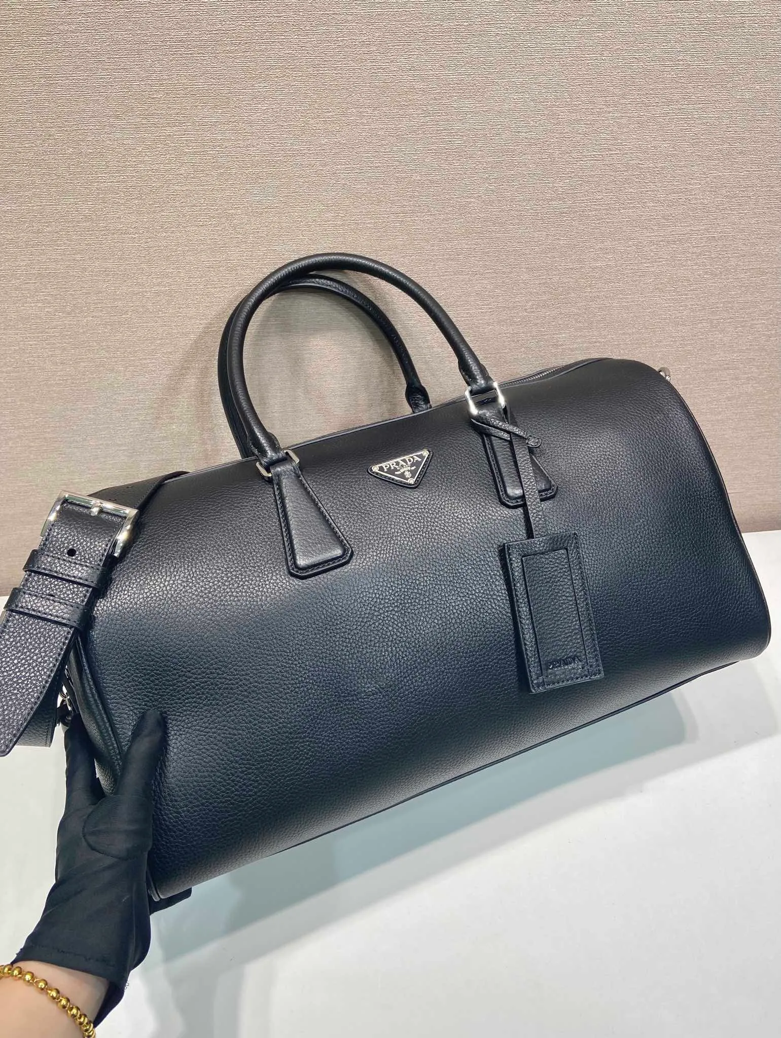 💰2360🎉New travel bag🎉2VC048 (372)🎉🎉 This travel bag is made of soft leather with a natural luster and imported sheepskin interior🎉🎉Features its soft and spacious design. The simple silhouette is accented with sophisticated, classic details, while the enameled metal triangle logo adds a signature touch to the accessory. Detachable/adjustable leather shoulder strap, zipper closure and lock buckle, large capacity, and a timeless hot item, a must-have for business trips, get it now🎉🎉 Length 50x Height 27.5x Bottom 23.5🎉🎉🎉💰💰💰