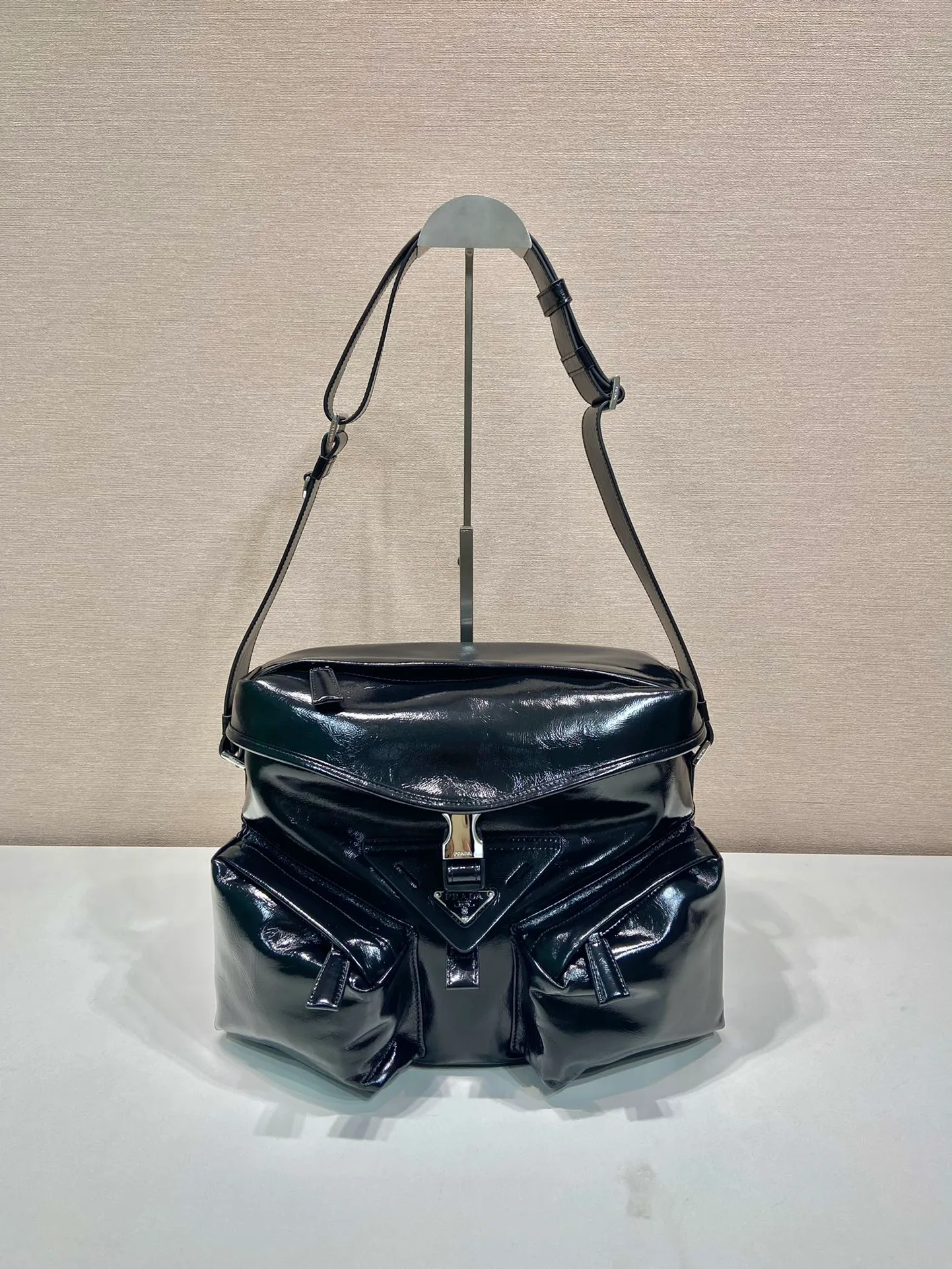 💰1900🎉New men's bag🎉2VD062 oil wax leather🎉🎉 This cross-body bag is made of imported oil wax leather and top-grade hardware. Designed with 2 utility pockets on the front, flap buckle, and long adjustable shoulder straps. Large capacity space and many compartments. It is practical and elegant, hurry up and get it, it is another popular style that will never go out of style🎉🎉 Length 29x Height 23x Bottom 15cm🎉🎉🎉👏👏👏