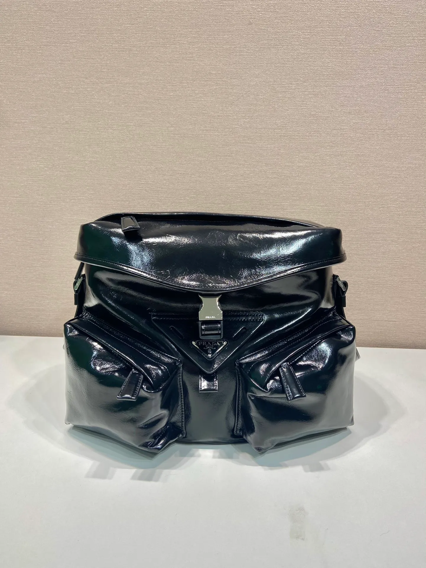 💰1900🎉New men's bag🎉2VD062 oil wax leather🎉🎉 This cross-body bag is made of imported oil wax leather and top-grade hardware. Designed with 2 utility pockets on the front, flap buckle, and long adjustable shoulder straps. Large capacity space and many compartments. It is practical and elegant, hurry up and get it, it is another popular style that will never go out of style🎉🎉 Length 29x Height 23x Bottom 15cm🎉🎉🎉👏👏👏