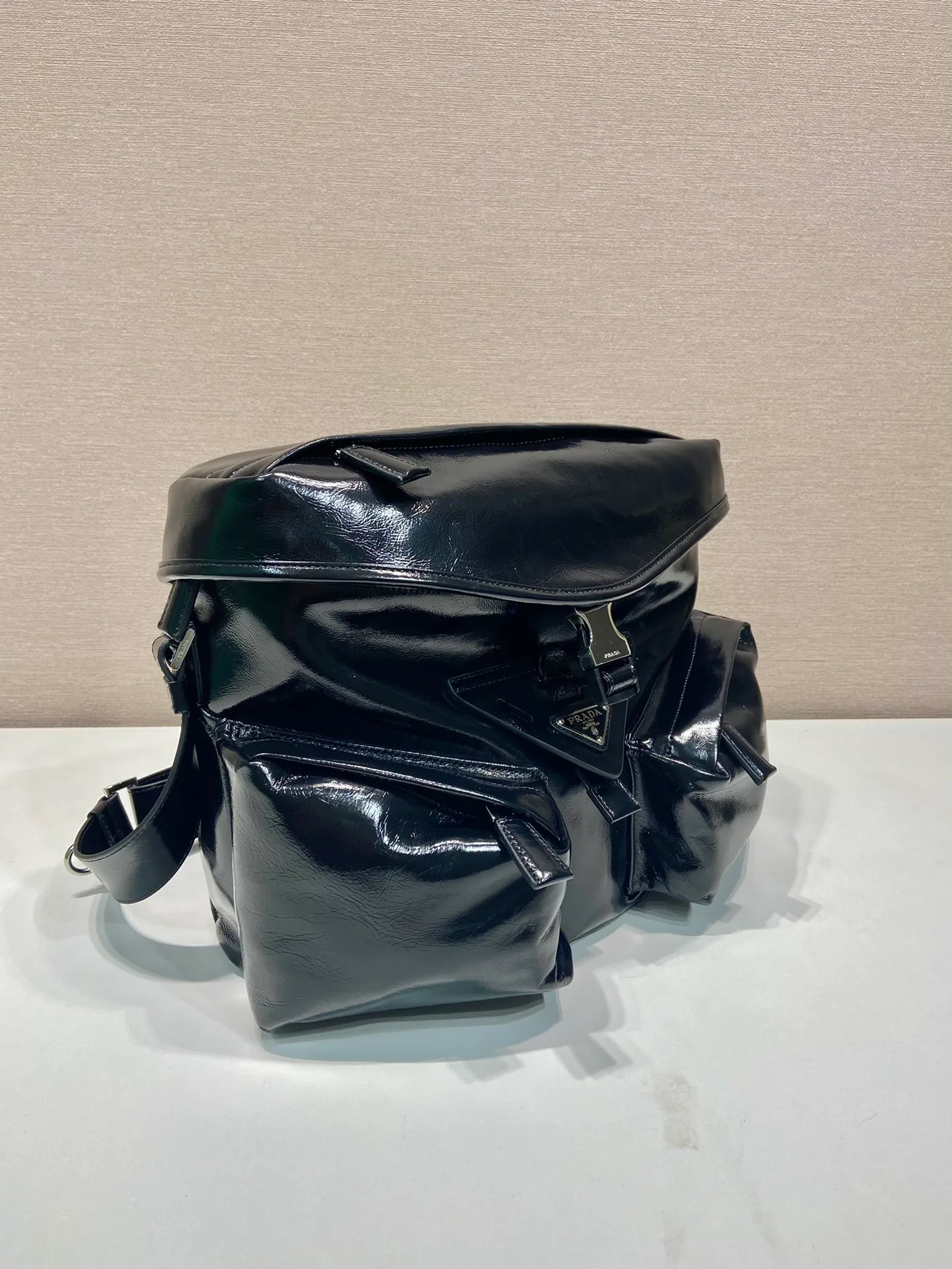 💰1900🎉New men's bag🎉2VD062 oil wax leather🎉🎉 This cross-body bag is made of imported oil wax leather and top-grade hardware. Designed with 2 utility pockets on the front, flap buckle, and long adjustable shoulder straps. Large capacity space and many compartments. It is practical and elegant, hurry up and get it, it is another popular style that will never go out of style🎉🎉 Length 29x Height 23x Bottom 15cm🎉🎉🎉👏👏👏
