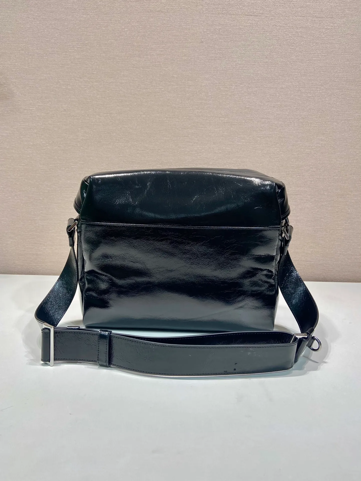 💰1900🎉New men's bag🎉2VD062 oil wax leather🎉🎉 This cross-body bag is made of imported oil wax leather and top-grade hardware. Designed with 2 utility pockets on the front, flap buckle, and long adjustable shoulder straps. Large capacity space and many compartments. It is practical and elegant, hurry up and get it, it is another popular style that will never go out of style🎉🎉 Length 29x Height 23x Bottom 15cm🎉🎉🎉👏👏👏
