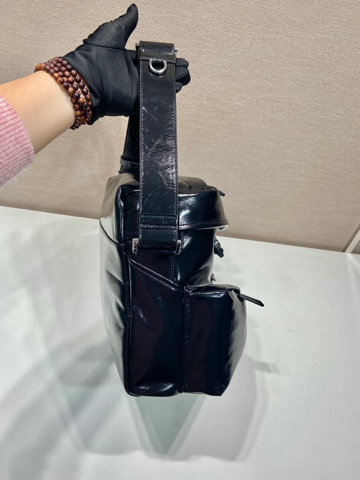 💰1900🎉New men's bag🎉2VD062 oil wax leather🎉🎉 This cross-body bag is made of imported oil wax leather and top-grade hardware. Designed with 2 utility pockets on the front, flap buckle, and long adjustable shoulder straps. Large capacity space and many compartments. It is practical and elegant, hurry up and get it, it is another popular style that will never go out of style🎉🎉 Length 29x Height 23x Bottom 15cm🎉🎉🎉👏👏👏
