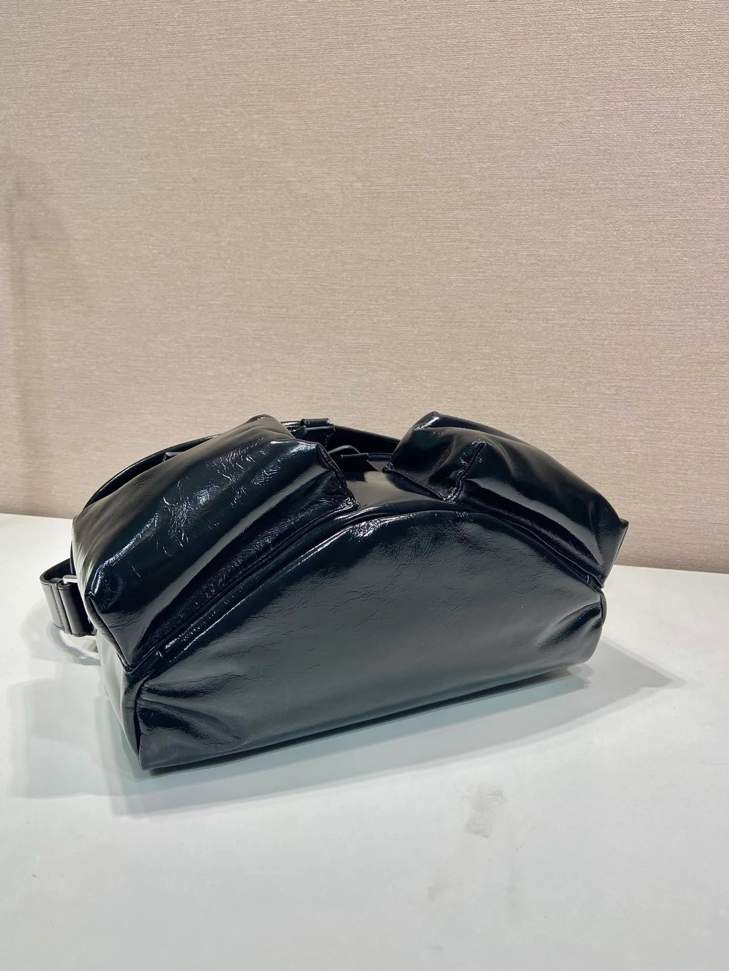 💰1900🎉New men's bag🎉2VD062 oil wax leather🎉🎉 This cross-body bag is made of imported oil wax leather and top-grade hardware. Designed with 2 utility pockets on the front, flap buckle, and long adjustable shoulder straps. Large capacity space and many compartments. It is practical and elegant, hurry up and get it, it is another popular style that will never go out of style🎉🎉 Length 29x Height 23x Bottom 15cm🎉🎉🎉👏👏👏
