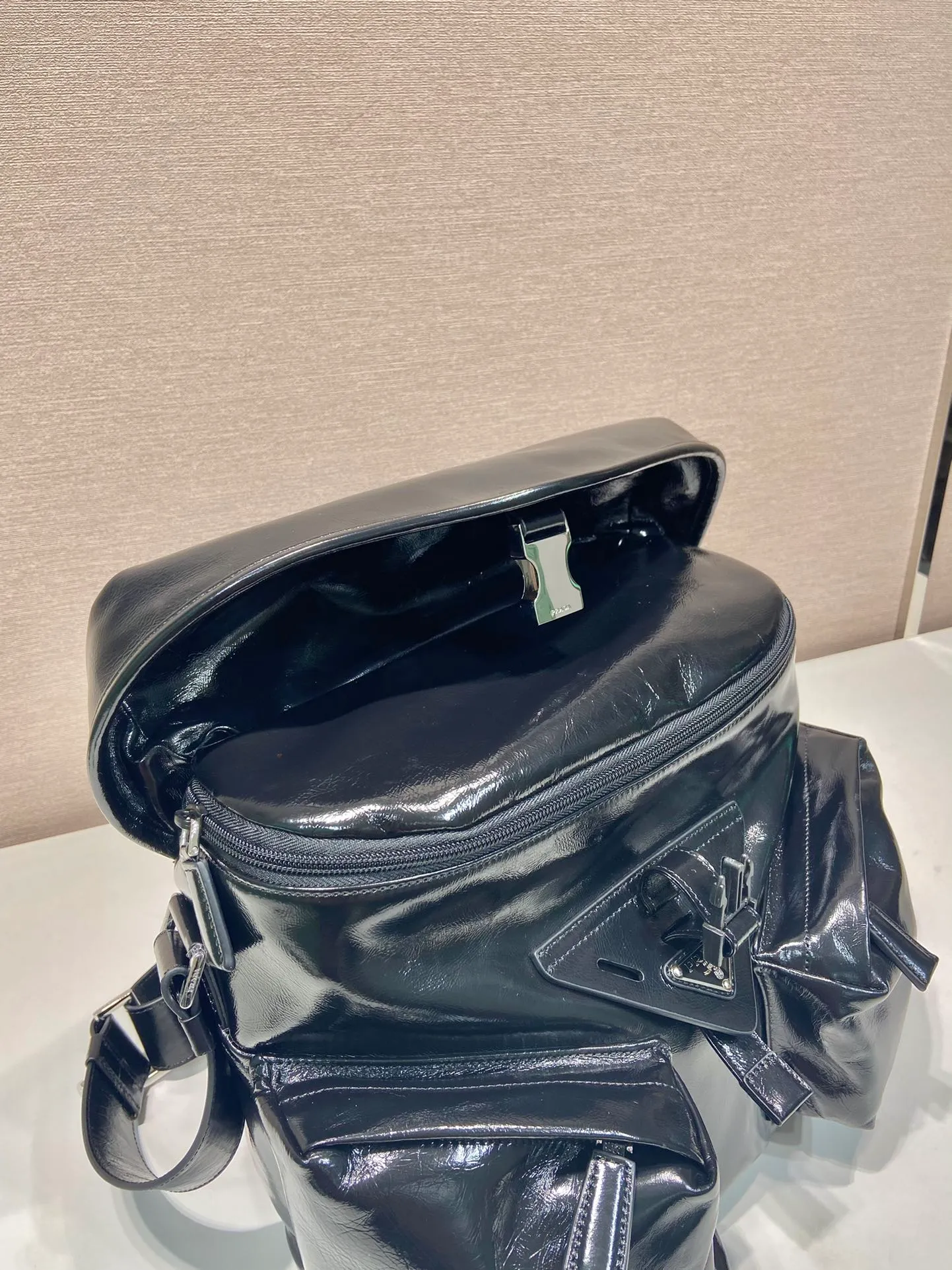 💰1900🎉New men's bag🎉2VD062 oil wax leather🎉🎉 This cross-body bag is made of imported oil wax leather and top-grade hardware. Designed with 2 utility pockets on the front, flap buckle, and long adjustable shoulder straps. Large capacity space and many compartments. It is practical and elegant, hurry up and get it, it is another popular style that will never go out of style🎉🎉 Length 29x Height 23x Bottom 15cm🎉🎉🎉👏👏👏