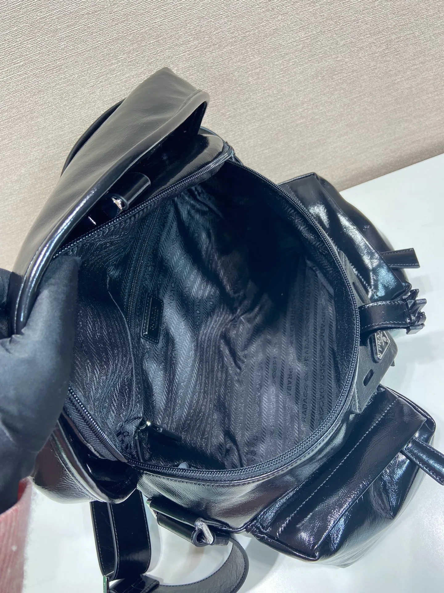 💰1900🎉New men's bag🎉2VD062 oil wax leather🎉🎉 This cross-body bag is made of imported oil wax leather and top-grade hardware. Designed with 2 utility pockets on the front, flap buckle, and long adjustable shoulder straps. Large capacity space and many compartments. It is practical and elegant, hurry up and get it, it is another popular style that will never go out of style🎉🎉 Length 29x Height 23x Bottom 15cm🎉🎉🎉👏👏👏
